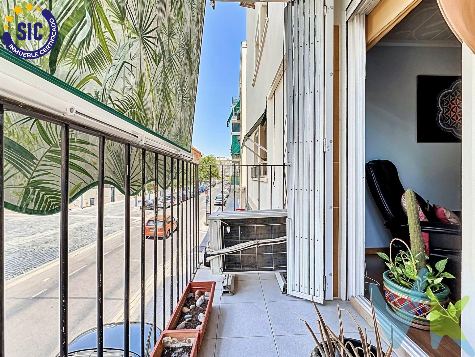 A solo 5 minutos a pie de la playa, este amplio dúplex de 180 m² construidos (según catastro) destaca por su luminosidad, amplitud y ubicación privilegiada. Resultado de la unión de dos viviendas con fincas registrales independientes, ofrece un espacio único y versátil: perfecto para familias que buscan amplitud, profesionales que trabajan desde casa o inversores que desean dividir el espacio en dos unidades. Situado en una de las zonas más demandadas de València, junto a las universidades de Tarongers y la Politécnica, con comercios, transporte y servicios a pie de calle. Distribución:. Planta baja. - 1 habitación doble. - Amplio salón-comedor. - Baño con bañera. - Cocina equipada con salida a patio comunitario. Primera planta. - 2 habitaciones dobles (una con balcón a la calle). - 2 habitaciones simples (una habilitada como vestidor). - Cocina equipada. - Baño con plato de ducha. Características destacadas:. - Suelos de tarima. - Ventanas climalit con mosquiteras (cristal espejo en planta baja). - Aire acondicionado frío/calor, en el salón-comedor y en la habitación principal. - Armarios empotrados. - Sistema de ósmosis. - Agua caliente por gas natural. El inmueble es el resultado de la unión de dos viviendas con fincas registrales independientes, lo que permite:. - Dividirlo fácilmente en dos unidades para alquilar por separado. - O mantenerlo como un único y amplio dúplex para alquiler por habitaciones. Actualmente 5 habitaciones con posibilidad de llegar a tener 8 habitaciones. Inversores. - 180 m² construidos (según Catastro). - Doble acceso y fincas registrales independientes. - Alta demanda de alquiler por proximidad a universidades. - Alta Rentabilidad. - A 5 minutos de la playa. - Zona consolidada y en crecimiento. - Una inversión sólida en un entorno con alta demanda de alquiler y revalorización constante. Ubicación privilegiada:. - A solo 5 minutos andando de la playa. - Próximo a Universidad Politécnica y Universidad de Tarongers. - Zona con alta demanda y excelentes comunicaciones. Solicita más información o agenda tu visita hoy mismo. VENTA:. PVP 399.000€.  Gastos e impuestos no incluidos en el precio. La compra conlleva impuestos y gastos de formalización para el comprador. A título orientativo se informa que en segundas transmisiones el  ITP  con carácter general en  Valencia  es del  10%, pudiendo existir otros tipos impositivos atendiendo a  las circunstancias  personales del comprador u otras circunstancias previstas legalmente. Base imponible del impuesto el mayor valor entre el precio de compraventa, la tasación o el valor de referencia catastral. En cuanto a los gastos de  notaría y registro, en su caso,  suelen oscilar aprox; entre 1,5% y 2,5% (aranceles variables según precio, n.º de copias y complejidad). El comprador elige notario. Si el comprador precisase de  hipoteca: tasación, condiciones y costes bancarios serán según entidad elegida por el comprador, así como los gastos de gestoría, y cualesquiera otros gastos inherentes a la formalización de la compraventa que legalmente correspondan a la parte compradora, salvo pacto expreso en contrario con el vendedor. El consumidor tiene,  conforme a la normativa vigente, a su disposición información y documentación adicional relativa al inmueble y condiciones de la compraventa, que podrá ser consultada en C/Joaquín Costa 4, bajo 46005 Valencia o urbe2@remax.es. Honorarios de mediación inmobiliaria a cargo del  COMPRADOR: (3% del precio final de venta más IVA (21%), salvo otro pacto.); y  de VENDEDOR (según acuerdo con el mismo). . Se informa al consumidor que la agencia actúa como intermediaria inmobiliaria en la operación, estando cualquier eventual compraventa y sus condiciones sujeta a la aceptación expresa del propietario-vendedor y a la posterior formalización del correspondiente contrato.