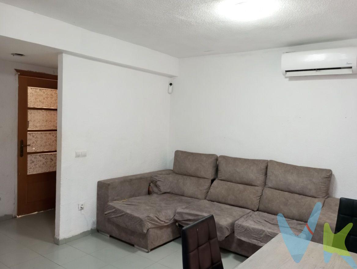 Se ofrece una vivienda en una de las zonas más apreciadas de valencia por su cercanía al centro, al hospital general, a las vías principales de tráfico de valencia capital. Es un piso en la planta baja del barrio Fontsanta que consiste en dos habitaciones, una de ellas doble, salón, cocina independiente, cuarto de baño con el plato de ducha. La vivienda deja posibilidad para reformarla a su gusto. Cumple con todos los requisitos para entrar a vivir. Dispone de aire acondicionado, la cocina recien reformada, sistema eléctrico en buen mantenimiento. Está situada en la cercanía inmediata de los colegios, centros deportivos, centro comercial y supermercados. La zona verde de la Avenida Tres Cruces permite disfrutar de la tranquilidad. Para comunicación con cualquier zona de valencia contamos con 5 líneas de autobuses y 4 líneas de metro. VENTA:. PVP 140.000€. Gastos e impuestos no incluidos en el precio. La compra conlleva impuestos y gastos de formalización para el comprador. A título orientativo se informa que en segundas transmisiones el ITP con carácter general en Valencia es del 10%, pudiendo existir otros tipos impositivos atendiendo a las circunstancias personales del comprador u otras circunstancias previstas legalmente. Base imponible del impuesto el mayor valor entre el precio de compraventa, la tasación o el valor de referencia catastral. En cuanto a los gastos de notaría y registro, en su caso, suelen oscilar aprox. entre 1,5% y 2,5% (aranceles variables según precio, n.º de copias y complejidad). El comprador elige notario. Si el comprador precisase de hipoteca: tasación, condiciones y costes bancarios serán según entidad elegida por el comprador, así como los gastos de gestoría, y cualesquiera otros gastos inherentes a la formalización de la compraventa que legalmente correspondan a la parte compradora, salvo pacto expreso en contrario con el vendedor. El consumidor tiene, conforme a la normativa vigente, a su disposición información y documentación adicional relativa al inmueble y condiciones de la compraventa, que podrá ser consultada en C/Joaquín Costa 4, bajo 46005 Valencia o urbe2@remax.es. Honorarios de mediación inmobiliaria a cargo del COMPRADOR: (3% del precio final de venta más IVA (21%), salvo otro pacto.); y de VENDEDOR (según acuerdo con el mismo). Se informa al consumidor que la agencia actúa como intermediaria inmobiliaria en la operación, estando cualquier eventual compraventa y sus condiciones sujeta a la aceptación expresa del propietario-vendedor y a la posterior formalización del correspondiente contrato.