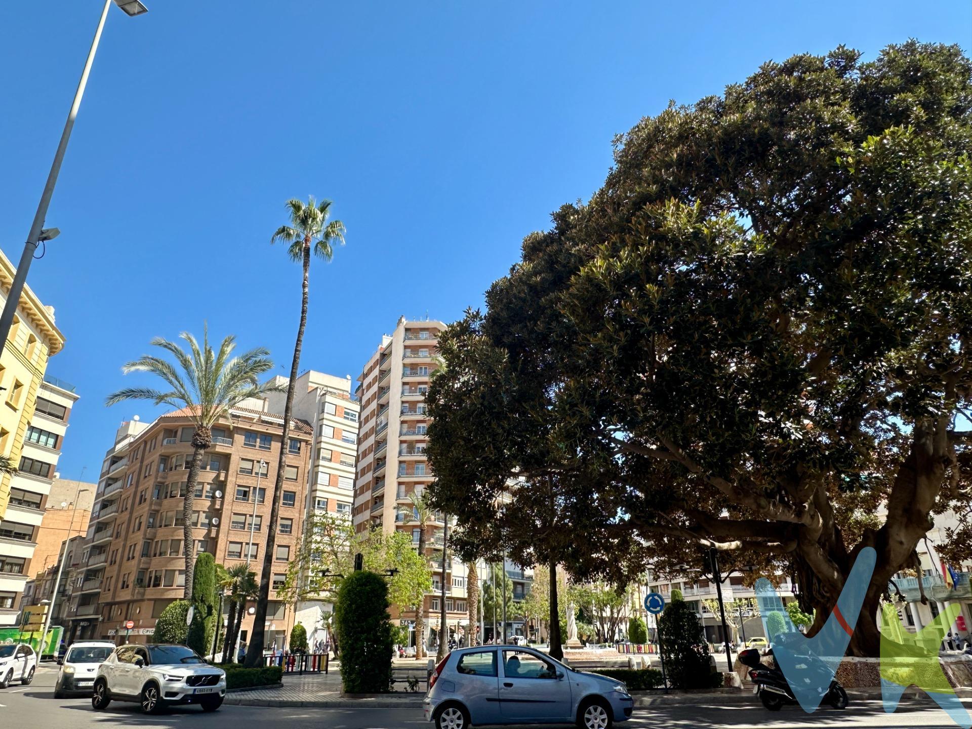 Vivienda en c/ Sanahuja de 117 m construidos distribuidos en hall, comedor-salón de casi 25m con salida a una terracita de unos 8m, cocina amplia independiente con galería, habitación de matrimonio con baño en suit, 2 dormitorios dobles con sus armarios empotrados y 1 simple con armario y 1 baño completo. Se vende con muebles. Los metros son aproximados . Muy cercana a todo tipo de servicios como farmacias, restaurantes, centros médicos, colegios.. !!!VEN A VISITARME!!!!