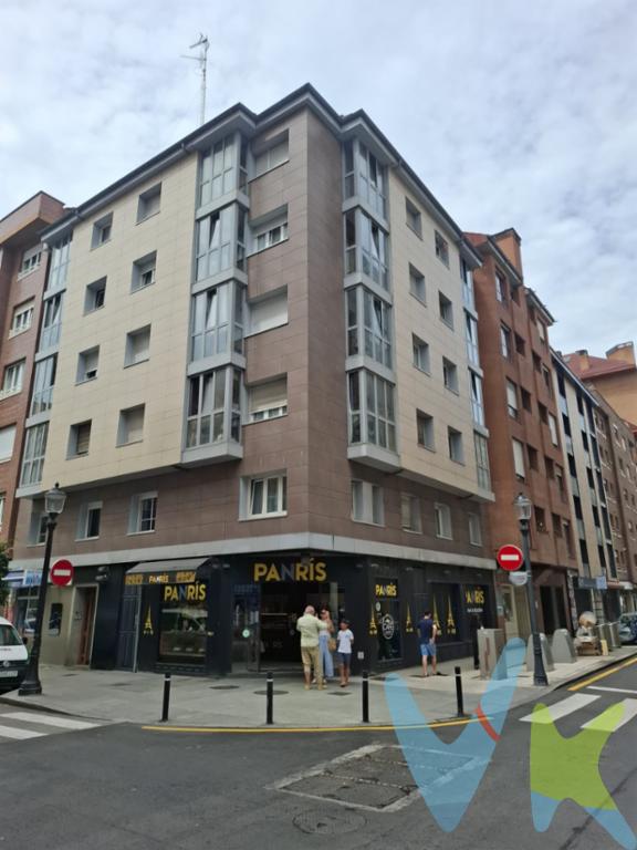 La Arena es uno de esos barrios con mucha personalidad donde la gente disfruta de la vida en la calle, sus terrazas, sus cafés y el estar a tan solo un paso de la Playa de San Lorenzo hace que sea una de las zonas más demandadas para vivir en Gijón.En la calle Aguado, os traemos esta acogedora vivienda, completamente exterior en esquina, situada en la tercera planta de un edificio que ha sido recientemente reformado. Dispone de ascensor entre plantas y los servicios de calefacción y ACS son eléctricos.Actualmente se compone de un dormitorio principal, una cocina abierta a un comedor, un dormitorio secundario que hace las veces de sala y un baño completo. Hemos estado dándole vueltas y nos han surgido un montón de ideas para poder ofrecer a nuestros clientes en función de sus necesidades, desde utilizar la vivienda en su estado actual, transformarla dos dormitorios convencionales o darle un toque más moderno con espacios abiertos tipo loft.Y dejamos para el final lo mejor de todo, dispone de terraza carrada desde donde se puede ver el mar!!!!!!Estamos seguros que os gustará. Lo vemos?.Según la Ley 10/2025, de 28 de diciembre, se informa que los gastos e impuestos que conlleva la adquisición no están incluidos en el precio indicado:El vendedor asume la plusvalía y el resto de gastos son del comprador.Segundas transmisiones, el comprador abona el Impuesto sobre Transmisiones Patrimoniales (ITP). Puede consultar toda la información en el siguiente enlace: https://sede.tributasenasturias.es/sites/sede/default/es_ES/Que-quieres-hacer/Transmisiones-Patrimoniales-y-AJD. La base imponible que se toma para el cálculo será el mayor valor entre precio de compraventa, tasación o valor de referencia catastral.El comprador escoge la notaría. Los gastos de Notaría están regulados en el Anexo I, del Real Decreto 1426/1989, de 17 de noviembre, por el que se aprueba el arancel Notarial y los gastos de Registro según el arancel oficial establecido en el Anexo I, del Real Decreto 1427/1989, de 17 de noviembre, los aranceles varían en función del precio, número de copias y complejidad. Los gastos de Gestoría por la tramitación administrativa de la compraventa, presentación, liquidación de impuestos y la inscripción en el Registro de la Propiedad, serán de la parte compradora, en caso de que decida encargar dichos trámites a un profesional, su importe varía en función del profesional o entidad designada para su realización. Si el comprador necesita préstamo hipotecario, la tasación, condiciones y costes bancarios según entidad elegida por el comprador; así como los gastos de gestoría y cualesquiera otros inherentes a la formalización de la compraventa serán de su cuenta, salvo pacto expreso en contrario con el vendedor..Honorarios de intermediación inmobiliaria a cargo del vendedor.Conforme a la normativa vigente, el consumidor tiene derecho a disponer de información, documentación y condiciones de la compraventa relativa al inmueble, en la sede física de Los Arcos 98, SL en Avenida de la Costa, nº 53  bajo en Gijón, o a través de nuestro correo electrónico, inmobiliaria@grupolosarcos.es. La agencia actúa exclusivamente como intermediaria en la operación, las condiciones de la compraventa están sujetas a la aceptación expresa del vendedor y a la posterior formalización del correspondiente contrato. El presente anuncio es meramente informativo y la información facilitada corresponde a la disponible en la fecha de publicación, pudiendo variar en función de circunstancias legales, contractuales o fiscales.