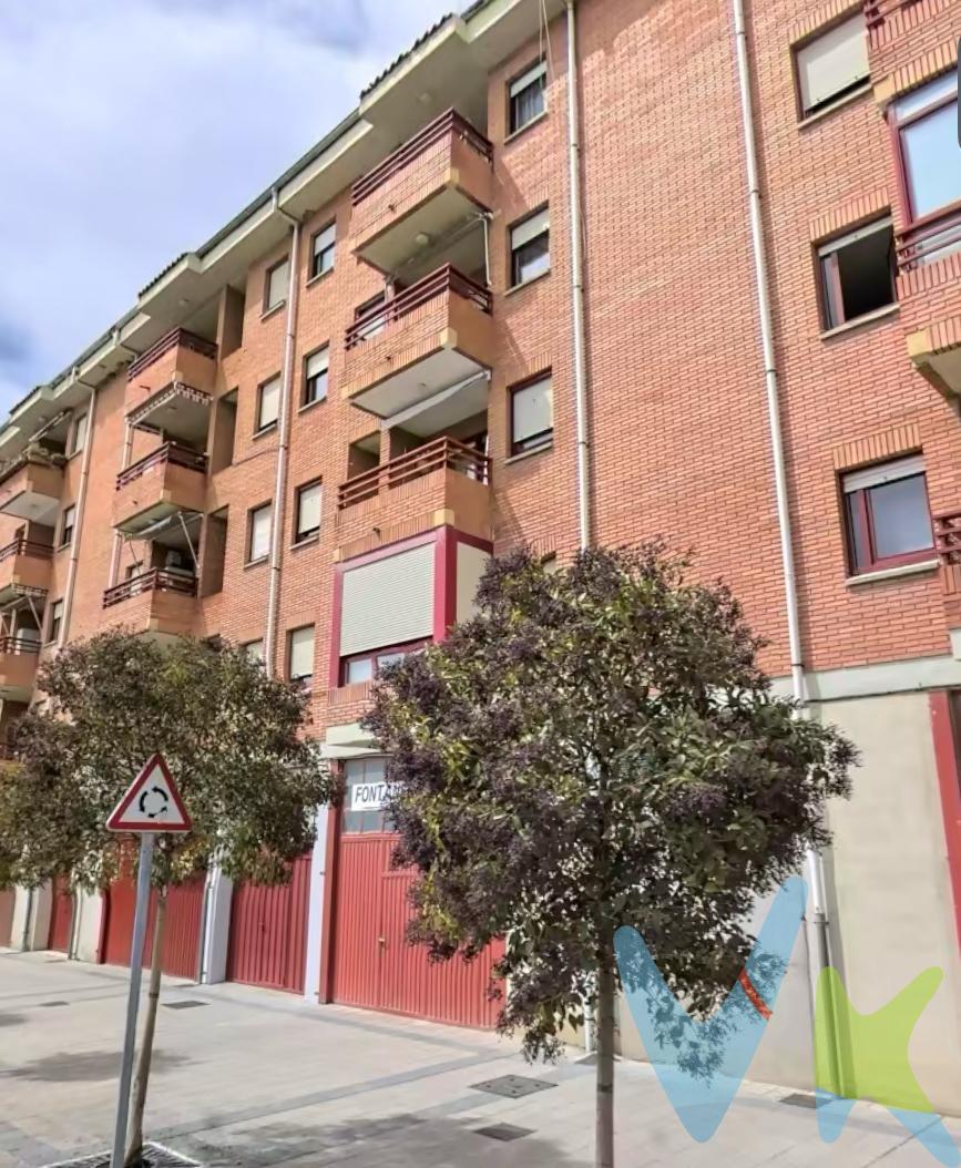 Amplio y luminoso piso en la mejor zona residencial de Tafalla. Se vende estupendo piso de 3 dormitorios en la zona más nueva de Tafalla, junto al Polideportivo y muy próximo al centro de la ciudad. Una ubicación privilegiada que combina la comodidad de tener todos los servicios a mano con la tranquilidad de un entorno residencial. La vivienda cuenta con un gran salón muy luminoso, cocina independiente totalmente reformada, baño completo y dos balcones, uno de ellos orientado al sur, perfecto para disfrutar con una mesa y dos sillas al aire libre. El piso ofrece espacios amplios y bien distribuidos, ideales para una familia que busque confort y calidad de vida. Además, el portal ha sido recientemente renovado. Una oportunidad única de vivir en una de las mejores zonas de Tafalla, en un piso con todas las comodidades y listo para entrar a vivir.