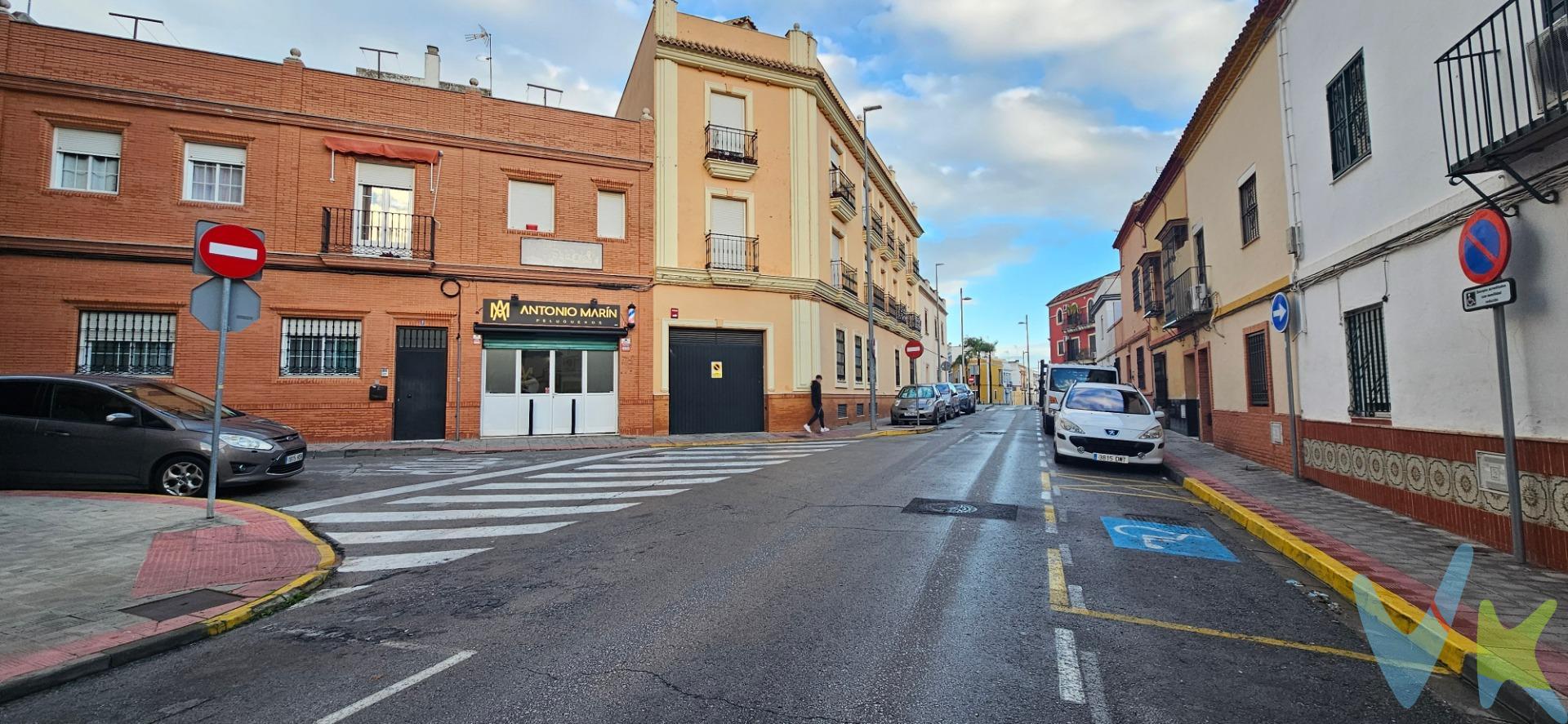 ***** Vivienda amplia y luminosa en la zona de El Palmarillo – Doctor Fleming*****. Te presentamos esta estupenda vivienda ubicada en la zona de El Palmarillo (Doctor Fleming), una de las áreas más prácticas y demandadas de Dos Hermanas por su cercanía a servicios, zonas comerciales y excelentes comunicaciones. La vivienda dispone de 81 m² construidos, con una distribución muy cómoda y funcional que incluye 3 dormitorios, salón amplio y luminoso con salida a balcón, cocina amueblada y 2 baños completos, una característica muy valorada para el día a día familiar. Se sitúa en una primera planta con ascensor, dentro de un edificio construido en 2008, bien conservado y listo para entrar a vivir, sin necesidad de reformas.Como valor añadido, la vivienda cuenta con trastero situado en la azotea visitable, ideal como espacio extra de almacenaje, además de aire acondicionado, suelos de mármol y carpintería interior de madera, que aportan confort y calidez. ** EL ANUNCIO CONTIENE VIDEO ** . ** DISPONIBILIDAD DE GARAJE A 800 metros por 8.500€ **. Ubicación y entorno:. Rodeada de todo tipo de servicios y a pocos minutos de zonas comerciales como Centro Comercial WAY, Carrefour, McDonald's, además de farmacia, estanco, supermercados, comercios de barrio, centros educativos y transporte público. Y a sólo 5 minutos del Centro Ciudad.Una vivienda equilibrada, bien ubicada y con extras que marcan la diferencia: balcón, dos baños y trastero. Solicita tu visita y compruébalo en persona… que cuando encaja, se nota desde el primer minuto. Por mandato expreso del propietario, comercializamos este inmueble en exclusiva, lo que le garantiza el acceso a toda la información, a un servicio de calidad, un trato fácil, sencillo y sin interferencias de terceros. Por este motivo, se ruega no molestar al propietario, a los ocupantes de la propiedad o a los vecinos. Muchas gracias por su comprensión. En cumplimiento de las obligaciones de información previstas Disp. final 3ª de la Ley 10/2025, de 28 de diciembre, de servicios de atención a la clientela y transparencia, así como en la normativa sectorial vigente, y RD 218/2005 de Inf. de la Junta de Andalucía, el precio indicado no incluye los gastos e impuestos inherentes a la adquisición, los cuales se desglosan estimados o con posibilidad de calcularlos a continuación; los gastos más ajustados serán dados en el D.I.A. en la visita a inmuebles, o antes. *Gastos de Notaría: La Minuta se calculará según al arancel notarial oficial: Anexo I, del Real Decreto 1426/1989, de 17 de noviembre. Enlace: notariared.com/calculadora-gastos-compra-vivienda/. *Gastos de Registro de la Propiedad: La inscripción se facturará según el arancel oficial: ANEXO I, del Real Decreto 1427/1989, de 17 de noviembre. Igual enlace anterior. *Gastos de Gestión (Gestoría): Los honorarios por la tramitación administrativa, liquidación de impuestos e inscripción registral ascienden de forma estimativa a [363 € aprox.] (IVA incluido), aunque depende de cada caso, y su dificultad. *Honorarios Agencia del Vendedor: incluidos en el PVP. *Honorarios Agencia del comprador: La agencia prestará los servicios de información, asesoramiento y acompañamiento previstos en el Encargo de Servicios y en el D.I.A. Si solicita servicios adicionales o personalizados, sus honorarios serán informados previamente, de forma individualizada y por escrito, conforme a la libertad de pactos y a la normativa vigente. *Si necesita Financiación, su banco le informará. *Impuesto sobre Transmisiones Patrimoniales (ITP): Se aplicará el tipo impositivo vigente en Andalucía (generalmente el 7%, sin perjuicio de tipos reducidos del 6%. 3,5%, etc, aplicables según las circunstancias personales del comprador o las características del inmueble). El impuesto se devenga sobre el superior entre: 1.- Valor de Referencia de Catastro; y 2.- Precio de venta. Puede calcular su situación personal en el portal oficial de la A.T. de Andalucía. enlace:http://www.juntadeandalucia.es/organismos. 