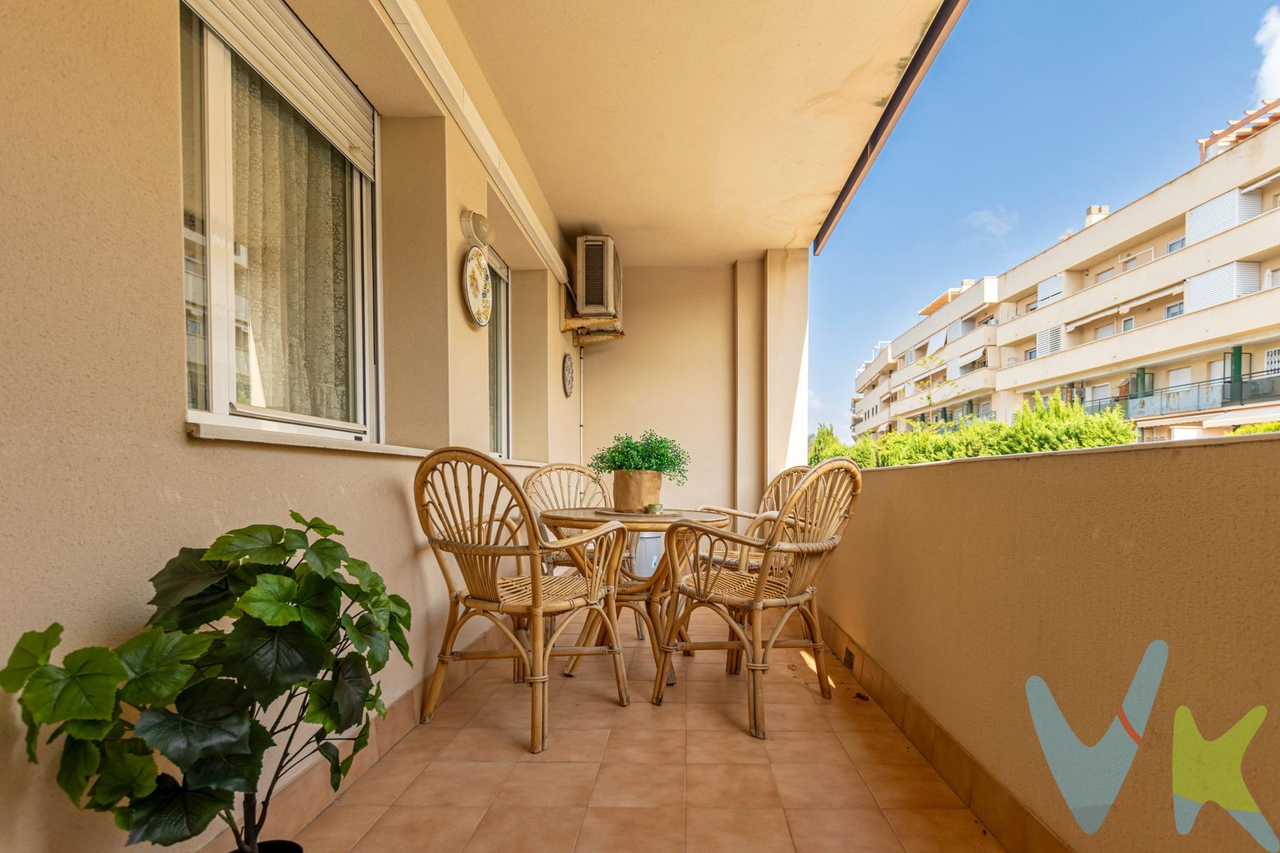 ¿Buscas una propiedad que combine rentabilidad inmediata y la posibilidad de crear el hogar de tus sueños en una de las mejores zonas de Sitges? Te presentamos este piso en el corazón de Poble Sec, una ubicación privilegiada que equilibra la tranquilidad residencial con la comodidad de tener todos los servicios a pie de calle. -El espacio: Potencial y Funcionalidad. Con 88 m2 construidos bien aprovechados, esta propiedad es un lienzo en blanco para quien busque rentabilizar o diseñar su refugio personal. . Actualmente cuenta con:. Zona de día: Cocina independiente amplia con lavadero integrado, junto a un luminoso salón-comedor. La estructura permite una reforma fácil para unificar ambos espacios y crear una moderna cocina abierta con isla, conectando directamente con una agradable terraza, el rincón perfecto para disfrutar del sol de la mañana y tus desayunos al aire libre. Zona de noche: Dos dormitorios dobles con armarios empotrados, exteriores y un baño completo. Confort: La vivienda dispone de calefacción por radiadores de gas natural, aire acondicionado en el salón y cerramientos de aluminio en todas sus ventanas. El Valor Añadido: . Licencia Turística: cuenta con licencia turística vigente, lo que lo convierte en un producto de inversión excepcional en Sitges. Parking: Además, existe la posibilidad de adquirir una plaza de parking de 21 m2 en la planta -1 del mismo edificio (accesible directamente por ascensor), por un precio de 20.000€ (+gastos). Vivir en Poble Sec: Calidad de Vida. Poble Sec es un barrio familiar, auténtico y altamente valorado por su comodidad. Vivir aquí significa tenerlo todo al alcance:. -Servicios básicos: El CAP (centro de salud) está a un paso, garantizando tranquilidad. -Educación y Familia: Zona rodeada de colegios y centros educativos, ideal para familias. -Vida de barrio: Cafeterías con encanto, supermercados de proximidad y comercios de barrio que hacen la vida diaria más fácil. -Deporte y Ocio: A pocos minutos de centros deportivos, parques y zonas verdes, permitiendo un estilo de vida activo sin necesidad de coche. -Este piso es una propiedad con un potencial de revalorización altísimo. Con una mínima inversión para modernizar los acabados, transformarás este primer piso en una joya lista para vivir o alquilar con alta rentabilidad. ¿Quieres ver su potencial en persona? Contáctame y te mostraré cómo convertir estos 88 m2 en tu próxima gran oportunidad. _______________________________________________________________. • Localització: Sitges, Poble Sec. • Estat de l'immoble: En bon estat. • Superfície útil: 70 m² / Superfície construïda: 88 m². • Cèdula d'habitabilitat: Vigente. • Certificat d'eficiència energètica: Codi C9MYFM1DN · Consum 89 · Emissions 18. • ITE- Inspección tecnica del edificio:  No correspon. • Preu total de transmissió: 455.000 €. • ITP: Tipus vigent (10% tipus general / 5% reduït segons perfil) · Import aproximat: 45.500 € . • Despeses notarials: Segons aranzel notarial (aprox. 1.000 €). • Despeses registrals: Segons aranzel registral (aprox. 1.000 €). • Gestoria: Aprox. 500 € + IVA. • Total aproximat despeses de compravenda: 48.000 € (ITP + aprox. 2.500 €). • Parking: 20.000€ (no se vende por separado antes que la vivienda). • Gastos Parking: ITP (10% en compra conjunta con vivienda) 2.000€. • Honoraris d'agència: A càrrec exclusiu del venedor. • Càrregues i gravàmens: Lliure de Càrregues. • Estat d'ocupació: Lliure. • Règim de protecció oficial: Lliure. • Condició de gran tenidor del propietari: No Gran Tenidor. • Núm. Registre AICAT: 6768 · Núm. API: 3387. El mobiliari, equipament, decoració i analegs, de les fotografies i videos no està inclòs en el preu · Superfícies obtingudes de documents oficials. . 