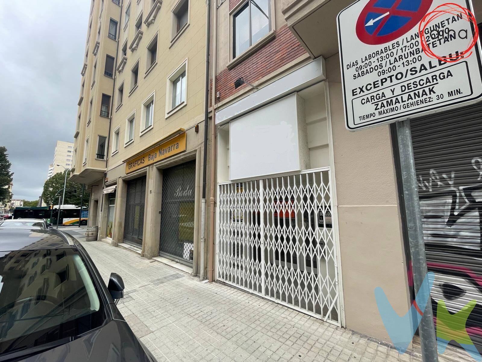 Local comercial situado en II Ensanche de Pamplona, muy cercano a una de las avenidas de mayor tránsito de la ciudad. Localizado en pleno centro de la ciudad en este local encontrará un emplazamiento de primer nivel para su empresa. Se trata de un local totalmente acondicionado, cuenta con diferentes salas, aseos, espacios de almacenaje. No requiere de inversión para comenzar desde el primer momento su actividad. Cuenta con equipos de climatización, ventilación y extracción de aire, equipamiento eléctrico, puntos de proyección e imagen. Por su configuración y ubicación es un local perfecto para cualquier actividad sanitaria, formativa o educativa. No lo dude y acuda a conocerlo.