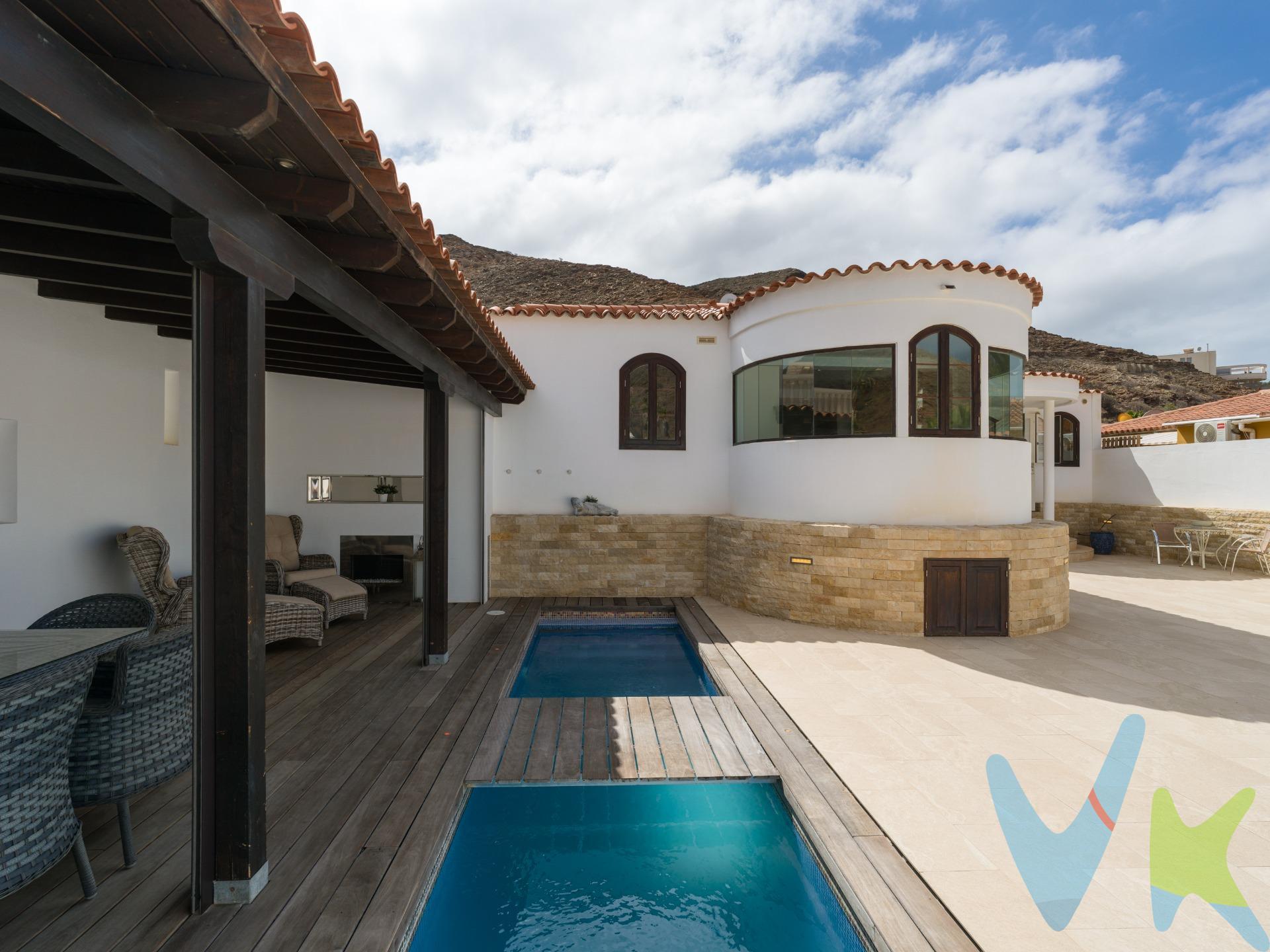 Ubicado en una tranquila y exclusiva zona residencial de Tauro, este elegante chalet independiente ofrece un elevado nivel de privacidad a pocos minutos de Anfi Tauro Golf y la Playa de Amadores. Una ubicación ideal para quienes buscan disfrutar de la tranquilidad, el golf y el excepcional clima del sur de Gran Canaria durante todo el año. La propiedad destaca por su singular arquitectura, la amplitud de sus espacios y una extraordinaria luminosidad presente en todas las estancias. Un impresionante salón, presidido por un espectacular lucernario y una elegante estructura de madera vista, constituye el auténtico corazón de la vivienda, conectando de forma natural con un amplio comedor y creando una atmósfera acogedora y llena de personalidad. La cocina, completamente equipada, incorpora un exclusivo mirador semicircular acristalado que ofrece agradables vistas, convirtiéndose en uno de los espacios más especiales y diferenciadores de la propiedad. La zona de descanso dispone de tres dormitorios, incluyendo una espectacular suite principal con vestidor y bañera de hidromasaje, así como un segundo dormitorio con baño privado y despacho que podría convertirse también en vestidor. El tercer dormitorio ubicado en la planta semisótano, disfruta de luz natural, y una sensación de independencia, resultando ideal como dormitorio de invitados o despacho privado. En el exterior, la propiedad ofrece una amplia terraza con ducha exterior, piscina climatizada, zona de comedor cubierta, cocina exterior y espacios de relax diseñados para disfrutar del excepcional clima de Mogán durante todo el año. La privacidad de la parcela y la tranquilidad del entorno convierten esta vivienda en un refugio exclusivo donde disfrutar del máximo confort. Completan la propiedad un garaje privado cerrado, lavadero independiente equipado, aire acondicionado y excelentes calidades constructivas, incluyendo elegantes suelos de madera. Una propiedad única para quienes buscan una residencia exclusiva junto al golf, cerca del mar y rodeada de privacidad. Precio de Venta al Público (PVP) – No incluye gastos. Impuestos y demás gastos legalmente correspondan al comprador. Inmueble sujeto a ITP del 6,5% con carácter general; existen excepciones según normativa aplicable. Base imponible el mayor valor entre: 1) precio de venta: 2) tasación; 3) valor referencia catastral. Gastos Notaria y Registro entre 0,3% - 0,8% aprox. según aranceles. Financiación: gastos de hipoteca, tasación y gastos bancarios a cargo del comprador y según su necesidad y elección. Honorarios inmobiliaria a cargo del vendedor. Operación y condiciones de compraventa sujeta a aceptación expresa del vendedor. Para acceder a información y documentación legalmente exigible por el consumidor puede contactarnos. Anuncio sujeto a errores, cambios de precio, omisión y/o retirada del mercado sin aviso previo