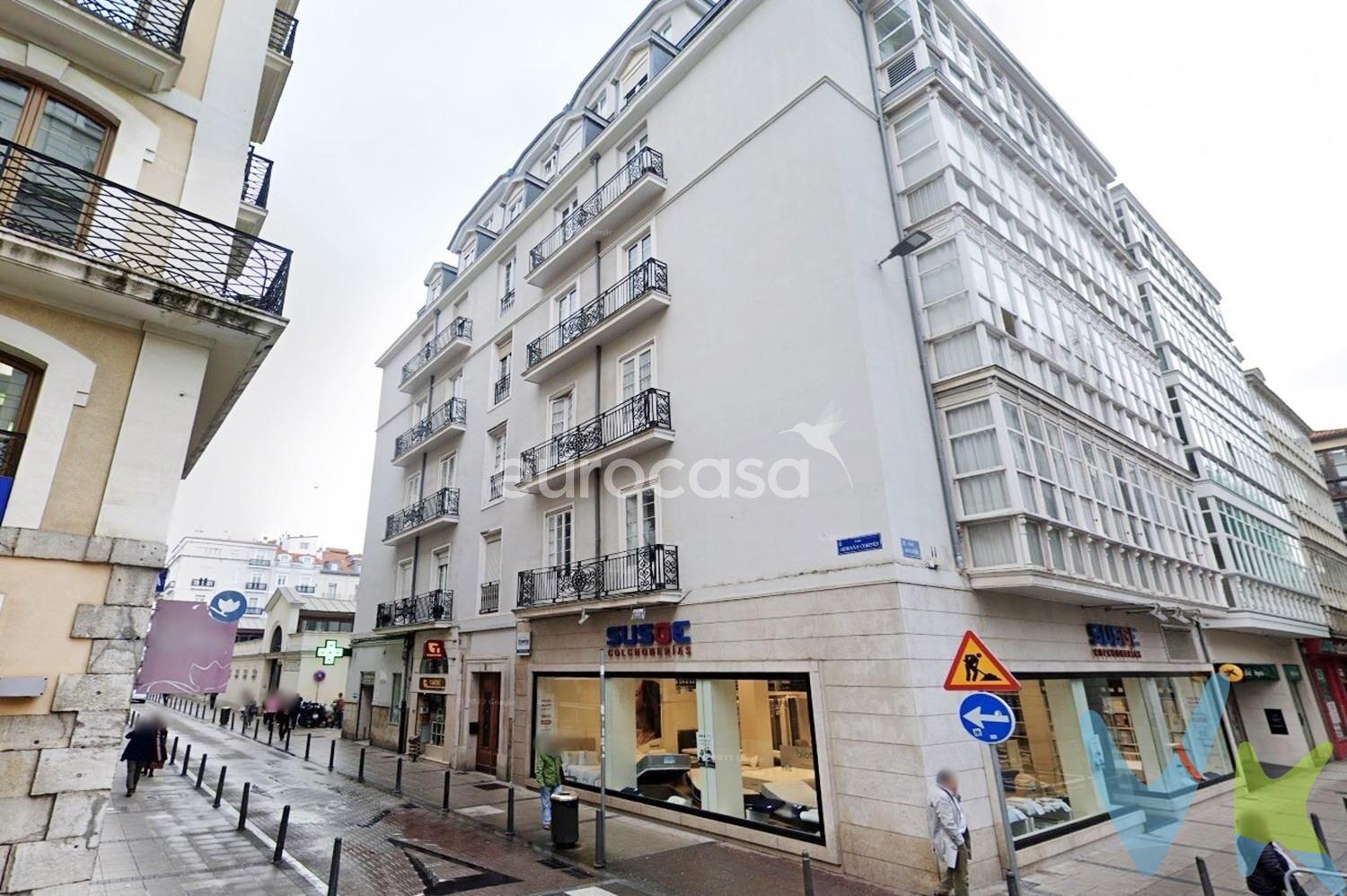 MARCA TU ESTILO EN HERNÁN CORTES. Bienvenido al corazón histórico de la ciudad, donde cada adoquín cuenta una historia y cada rincón destila autenticidad. Este piso, ubicado en la emblemática calle Hernán Cortés, no es sólo una propiedad, es un lienzo en blanco para que crees la vida que siempre has imaginado. Es más que un espacio, son aproximadamente 150m2 para dar rienda suelta a tu creatividad. Es ideal para familias con estilo como la tuya. Con el buen gusto que te caracteriza, podrás crear las estancias perfectas para tu familia, transformando cada rincón en una expresión única de vuestra personalidad. Imagina techos altos que se pierden en la historia, espacios amplios que te dan libertad para soñar y una luminosidad que envuelve cada rincón con una cálida bienvenida. Actualmente se encuentra distribuido en 4 habitaciones, 2 alcobas, amplio salón que invita a la reunión y a la creación de recuerdos, cocina y baño.  Así mismo, dispone de un mirador y balconcito con vistas a la calle Lepanto, permitiéndote ser testigo del pulso de la ciudad, así como de un balcón con salida desde dos habitaciones, un rincón privado orientado a Hernán Cortés. Formando parte de un edificio de cinco alturas, este piso, aunque es una primera planta, en realidad tiene la altura de un segundo piso ya que existe planta principal. El edificio cuenta con ascensor y no tiene barreras arquitectónicas. Este piso fusiona perfectamente lo tradicional y lo moderno, ¡tú decides!. La zona es más que una ubicación, es un estilo de vida. Llana, cerca de todo, rodeada de servicios y con excelentes comunicaciones en transporte público. Pasea por la Calle Hernán Cortés, desde la Plaza Porticada hasta Puertochico, y siente la energía única que emana de las exclusivas calles de Castelar y el Paseo Pereda a tu alrededor. Pon en marcha tu imaginación y visualízate con tu familia en este maravilloso piso que, sin duda, pronto será tu hogar . * Te dejamos unas ideas que te ayudarán a ver los espacios de otra forma *. 