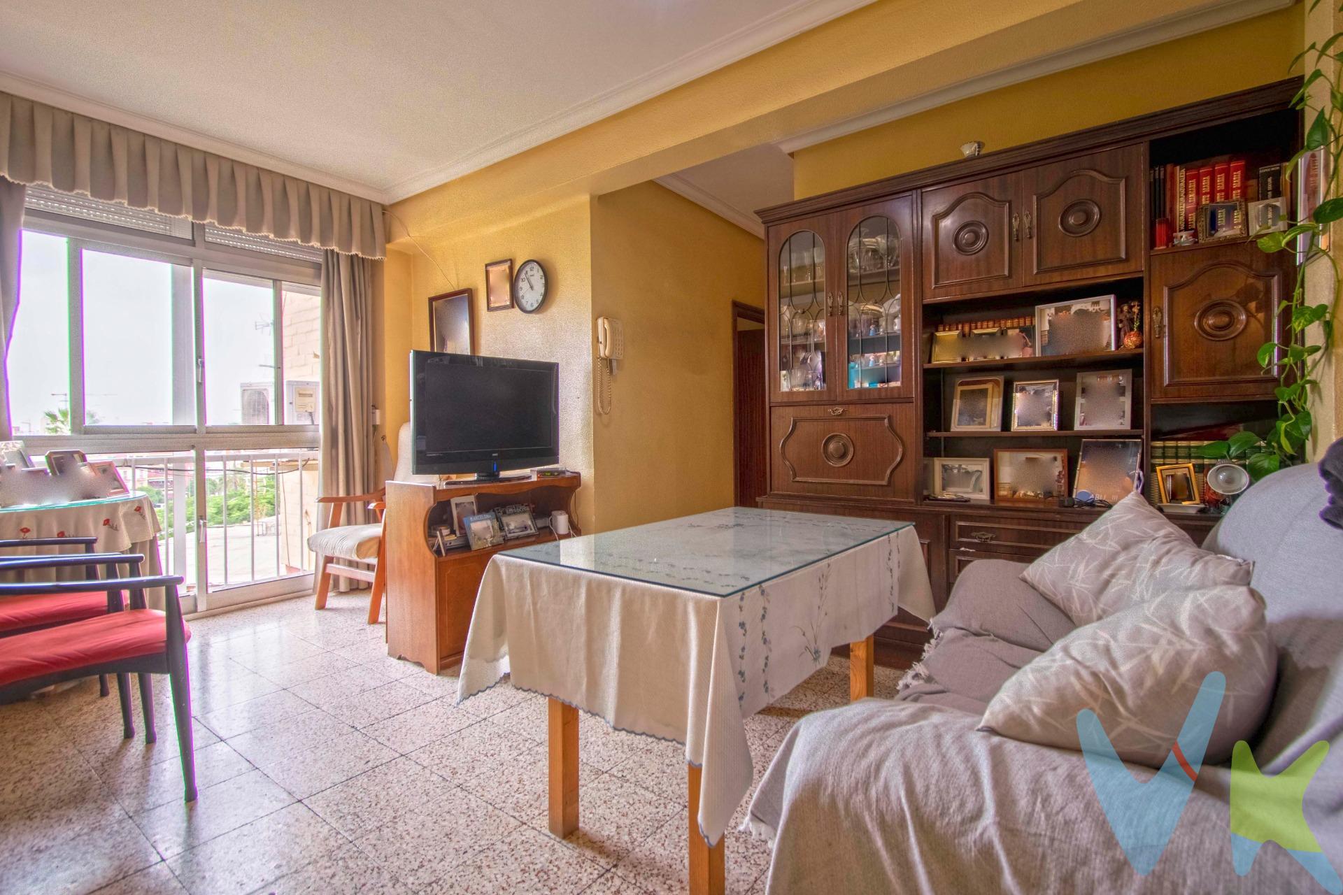 IDEAL INVERSIÓN!!!. En la barriada Madre de Dios, con una estupenda situación, junto a la Avda. del Tamarguillo y a escasos metros de Marqués de Pickman, no pierdas esta oportunidad de inversión. . Situado en la quinta planta de un edificio con ascensor, la vivienda tiene 59,74m2 construidos distribuidos en acogedor salón con gran ventanal que le aporta mucha luz natural, con vistas a zona de arboleda, cocina independiente con práctica alacena de almacenaje, tres dormitorios muy luminosos, el principal con armario empotrado y un cuarto de baño completo con placa de ducha. . Al encontrarse de origen, te da la posibilidad de adaptarlo a tus necesidades y gustos. No lo dejes escapar y ponte en contacto con nosotros para visitarlo!!. Informamos a nuestros clientes que el precio de venta no incluye lo siguiente: Honorarios de la agencia inmobiliaria, Impuestos (I.T.P., I.V.A. o A.J.D., en su caso) ni otros gastos de la compraventa (gastos de Registro de la Propiedad, Notaría, Gestoría ni de posible Financiación). Documento F.I.S. a disposición del consumidor según Decreto 218/2005 Junta de Andalucía.