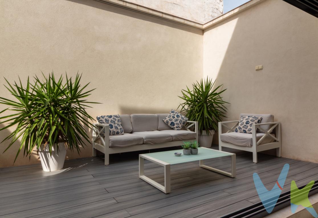 ¡Descubre esta magnífica casa en venta en Puerto de Sagunto con un diseño y calidad inmejorable! Esta vivienda, situada en la zona de la playa de Puerto de Sagunto, ofrece todo lo que necesitas para una vida cómoda y tranquila. Cuenta con un diseño moderno y espacios amplios, ideal para quienes buscan un hogar en una ubicación privilegiada.La casa, construida en 2018, se encuentra en perfecto estado, lista para entrar a vivir. Ofrece un espacio de 193 metros útiles y un total de 221.88 metros construidos. Al entrar, serás recibido por un ambiente cálido y luminoso, con acabados de alta calidad que demuestran la atención al detalle en cada rincón de la propiedad.Esta espaciosa vivienda dispone de tres habitaciones, una de ellas con vestidor, diseñadas para maximizar el confort y la funcionalidad. Estos espacios son ideales para descansar, trabajar desde casa, o para adaptar como lugar para invitados. Además, cuenta con tres baños, uno de ellos en suite, y un aseo moderno, todos ellos cuidadosamente diseñados para satisfacer tus necesidades diarias.Una de las principales ventajas de esta propiedad es su amplia terraza conectada con la zona de salón y cocina, dando la sensación de estar en un espacio único, perfecto para disfrutar de momentos al aire libre sin salir de casa. La terraza es el lugar ideal para recibir amigos y familiares, disfrutar de cenas al aire libre o simplemente relajarte al final del día. La comodidad está garantizada con el garaje, un recurso valioso para aparcar sin complicaciones. Este espacio adicional no solo proporciona seguridad para tu vehículo, sino también una mayor conveniencia en el día a día.La ubicación de la casa en la zona de la playa de Puerto de Sagunto te ofrece proximidad a todos los servicios esenciales. Encontrarás comercios, restaurantes, colegios y centros de salud a poca distancia, lo que facilita la vida diaria y atiende todas tus necesidades. Además, el Puerto de Sagunto es conocido por su ambiente tranquilo y su cercanía al mar, lo que hace de esta propiedad una opción ideal tanto para quienes buscan un hogar permanente como para aquellos que desean una segunda residencia cerca de la playa. En términos de conectividad, la vivienda se beneficia de buenas comunicaciones con el resto de la ciudad y áreas circundantes. Disfrutarás de un acceso rápido y sencillo a las principales vías, facilitando los desplazamientos diarios.No dejes pasar esta oportunidad única de adquirir una vivienda excepcional en uno de los barrios más solicitados de Puerto de Sagunto. Estas propiedades no suelen estar disponibles por mucho tiempo, y es fácil ver por qué. Ponte en contacto con nosotros para agendar una visita y experimentar de primera mano todo lo que esta magnífica casa tiene para ofrecer. * En nuestra agencia contamos con el distintivo de Agentes de Intermediación Inmobiliaria de la Comunitat Valenciana (Número de registro RAICV 1394) y cumplimos con todos los requisitos que debe tener un profesional del sector inmobiliario. *Por mandato expreso del propietario, comercializamos este inmueble en exclusiva, lo que le garantiza el acceso a toda la información, a un servicio de calidad, un trato fácil, sencillo y sin interferencias de terceros. Si usted es agente inmobiliario y tiene un cliente para este inmueble, llámenos estaremos encantados de colaborar. *El precio indicado no incluye gastos ni otros conceptos. A tal efecto, se informa que al referido precio habrá que añadirle los gastos propios de la transmisión inmobiliaria, entre los que cabe enumerar los siguientes: honorarios notariales, impuesto al que se encuentre sujeta la transmisión (Impuesto sobre el Valor Añadido o Impuesto sobre Transmisiones Patrimoniales y Actos Jurídicos Documentados, según el caso), gastos de inscripción en el Registro de la Propiedad y honorarios de intermediación de la agencia inmobiliaria.  *¿Qué te ofrecemos en nuestra agencia?  - Agilizamos y hacemos más cómodo el proceso. - ¡Nos ocupamos de todo! Cero preocupaciones. - Recibe apoyo legal y fiscal durante todo el proceso. - Experto inmobiliario 100% a tu lado. - Asistencia post venta ¡Seguimos a tu lado!  