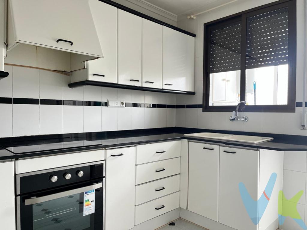 Te presentamos una vivienda muy amplia y luminosa en la que podéis crear vuestro hogar. El piso se encuentra  en Torrent muy próximo a la Avenida al Vedat en una segunda planta del edificio sin ascensor. Al entrar en la vivienda encontramos un gran recibidor  desde donde podemos acceder al Salón-comedor con mucha luz y  con vistas a la calle de entrada al edificio con un balcón. La vivienda tiene 3 habitaciones, la habitación principal con un gran armario empotrado. Dispone de dos baños completos con bañera y luz y ventilación natural. Armario en el pasillo y cocina  luminosa  con galería, lo que supone un espacio de desahogo para la lavadora y poder lavar prendas a mano. El piso tiene otro salón comedor junto a la cocina lo que le aporta  muchas posibilidades para poder ampliar la cocina  y hacerla tipo Office al Salón o poder cambiar el uso del salón  para convertirlo en una  amplia habitación. El piso tiene grandes posibilidades  dependiendo de la distribución que se le dé pudiendo hasta tener 5 habitaciones. El piso se encuentra a 5  minutos andando de la estación  de metro Torrent-Avenida, y a un par de  minutos de la parada de autobús. Cuenta con varios colegios muy cercanos y supermercados, farmacias y todos los servicios y comercios que se puedan necesitar en el día a día.Agencia Registrada con el Nº 1448 en el Registro Obligatorio de Agentes Inmobiliarios de la Comunitat Valenciana. Puede consultar en la web de la GVA. La oferta está sujeta a cambios de precio o retirada del mercado sin previo aviso. Este anuncio en su conjunto, incluyendo textos, fotos, imágenes o cualquier otro contenido del mismo, no es vinculante dado que la información es ofrecida por terceros y puede contener errores. Se muestra a título informativo y no contractual. El precio no incluye lo siguiente: Honorarios de la agencia inmobiliaria, impuestos (IVA, ITP) y otros gastos de la Compraventa (notaria, gestoría y registro). Por mandato expreso del propietario, comercializamos este inmueble en exclusiva, lo que le garantiza el acceso a toda la información, a un servicio de calidad, un trato fácil, sencillo y sin interferencias de terceros. Por este motivo, se ruega no molestar al propietario, a los ocupantes de la propiedad o a los vecinos. Muchas gracias por su comprensión. Si usted es agente inmobiliario y tiene un cliente para este inmueble, llámenos: estaremos encantados de colaborar.   