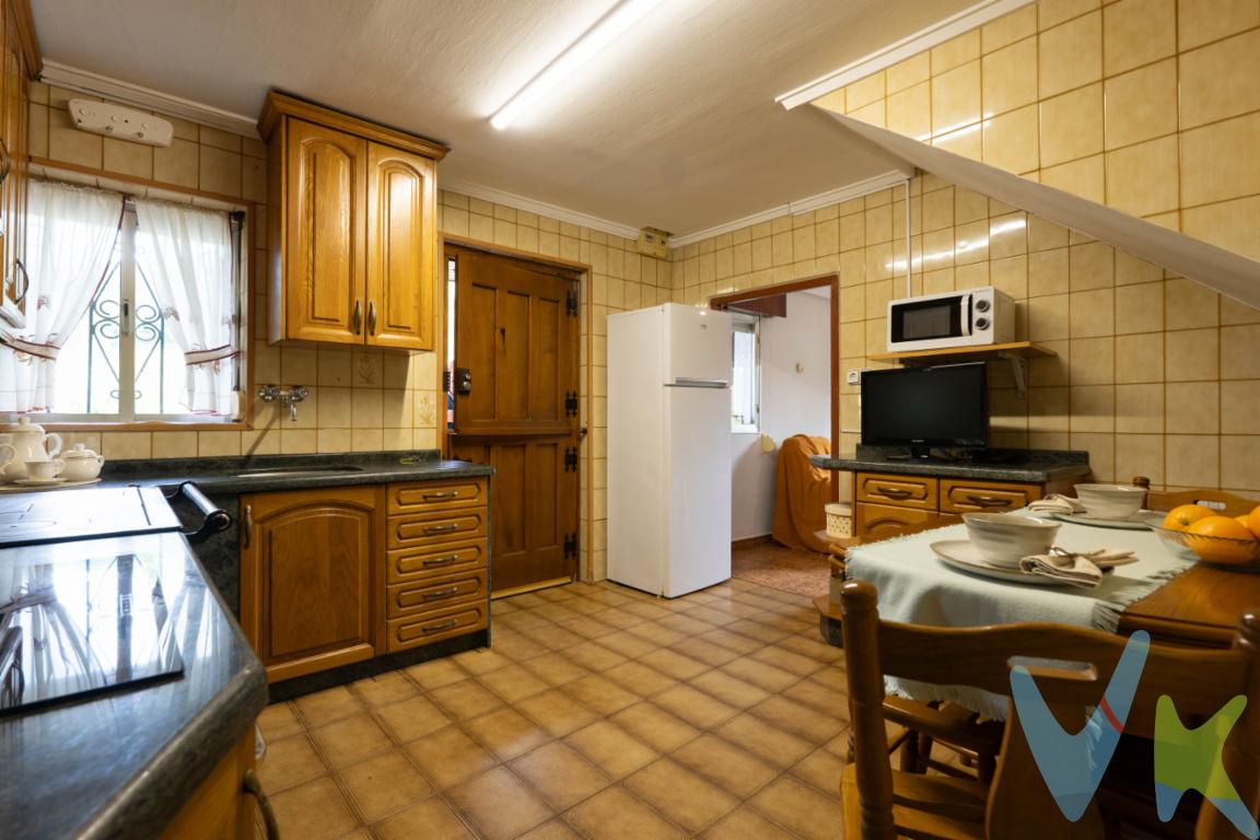 ¡Oportunidad Única en Coalla, Grado, Asturias!Os ofrecemos la venta de esta casa rural, con otra construcción auxiliar que era la antigua cuadra y pajar, así como otra construcción destinada a aparcamiento para dos coches.-Esta propiedad ofrece una oportunidad única para aquellos que buscan una vida más tranquila y en contacto con la naturaleza.- La ubicación es privilegiada: Coalla es un pueblo encantador situado en el concejo de Grado y situado a menos de 8 kilometros de la capital del concejo. : La propiedad se encuentra en un entorno natural privilegiado, rodeada de montañas y valles, y con unas vistas impresionantes del paisaje asturiano.- Se trata una casa rural tradicional asturiana, cuenta con cocina, sala, tres dormitorios y baño, cuenta con calefacción de gasoil.-La propiedad cuenta con conexiones a servicios como son fibra,  agua y electricidadEs una propiedad es ideal para familias que buscan una vida más tranquila y en estar en contacto con la naturaleza.¡No te pierdas esta oportunidad única de vivir en el corazón de Asturias!En el precio publicitado (PVP) no está incluido el Impuesto de Transmisiones Patrimoniales ni los gastos de notaria y registro