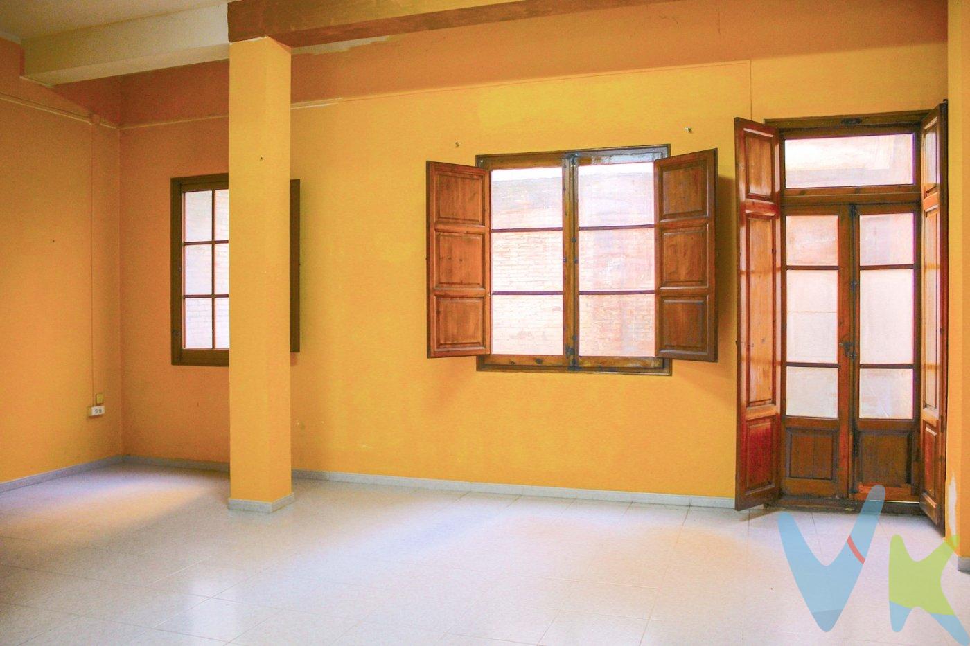 Presentamos este espectacular bajo comercial en venta, ubicado en la calle Anselmo Fernández, en una zona altamente conveniente cerca del ayuntamiento de Requena. Esta calle es reconocida por su gran afluencia tanto de personas como de vehículos. El local cuenta con una impresionante superficie de 130 metros cuadrados y ha sido recientemente reformado en su totalidad. Se han realizado mejoras en los suelos con la instalación de gres, así como en los sistemas eléctricos y de fontanería, todos completamente nuevos. Además, el edificio ha realizado mejoras en sus bajantes y tejado, lo que significa que no existen gastos adicionales pendientes. Los techos tienen una altura aproximada de 5 metros, lo que crea una sensación de amplitud, y la presencia de múltiples ventanas distribuidas por todo el bajo garantiza una excelente entrada de luz natural. El local cuenta con un baño reformado e independiente, equipado con lavamanos, inodoro y toma de agua auxiliar. Además, dispone de un patio trasero al aire libre de aproximadamente 30 metros cuadrados, ubicado justo detrás del edificio. Este espacio ofrece diversas posibilidades, como la instalación de una carpa, la creación de un jardín interior o incluso la construcción de una piscina. El bajo comercial tiene dos entradas desde la calle, ambas equipadas con persianas de seguridad. Una de ellas es lo suficientemente grande como para permitir la creación de un garaje, mientras que la otra es más pequeña y pensada para el acceso peatonal. Es importante destacar que no se requiere permiso de vado en esta calle. Además, existe la posibilidad de obtener una célula de habitabilidad para convertir el local en una vivienda de planta baja. Recuerda que la descripción e imágenes aquí presentadas son únicamente informativas y no tienen carácter contractual. La inmobiliaria comercializadora se reserva el derecho de realizar modificaciones sin incurrir en responsabilidad alguna frente a terceros. No incluido en el precio de venta al público están los gastos de adquisición, como los honorarios notariales, registrales, de gestión, entre otros. ¡No pierdas la oportunidad de adquirir este magnífico bajo comercial! Contáctanos para más detalles y asegura tu inversión. . . 