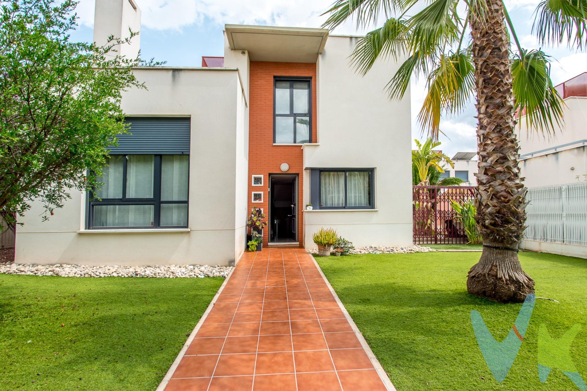 Crea el hogar que siempre has soñado..¡Bienvenidos a la Quinta de Molina de Segura, el lugar perfecto para vivir tus sueños! Nos complace presentarte un exclusivo chalet que te dejará sin aliento. Con una impresionante parcela ajardinada de 350 metros cuadrados, esta es la oportunidad que estabas esperando. Déjate cautivar por sus tres plantas que te ofrecen un sinfín de posibilidades. Comenzando por el sótano, una joya escondida equipada con una habitación de ensueño convertida en un gimnasio privado. Aquí, podrás ponerte en forma sin tener que salir de tu hogar. Imagina la comodidad y la conveniencia de tener tu propio espacio dedicado al bienestar. A medida que subes a la planta baja, te verás envuelto por la cálida y radiante luz que inunda cada rincón de este chalet. Disfruta de la sensación de amplitud y libertad gracias a sus diferentes terrazas, donde podrás relajarte, compartir momentos especiales con tus seres queridos o simplemente disfrutar del impresionante bienestar que te brinda la urbanización La Quinta. Y eso no es todo. En la primera planta, encontrarás habitaciones de lujo que están esperando para convertirse en tu santuario personal. Cada detalle ha sido cuidadosamente diseñado para ofrecerte el máximo confort y estilo de vida. Imagina despertarte cada mañana rodeado de elegancia y calidad. Además, esta joya de la Quinta de Molina de Segura te ofrece el privilegio de contar con una piscina comunitaria. Sumérgete en las aguas cristalinas, relájate bajo el sol y disfruta de los cálidos días de verano sin tener que preocuparte por el mantenimiento. Este chalet ha sido construido con las mejores calidades para brindarte una experiencia inigualable. No escatimamos en ningún detalle para que disfrutes de la vida al máximo. Cada rincón de esta propiedad ha sido cuidadosamente diseñado para que encuentres tu lugar perfecto en el mundo. No pierdas la oportunidad de hacer de este chalet tu hogar. Descubre el verdadero significado de la comodidad, la elegancia y el bienestar. En la Quinta de Molina de Segura, tus sueños se hacen realidad. ¡Te esperamos con los brazos abiertos