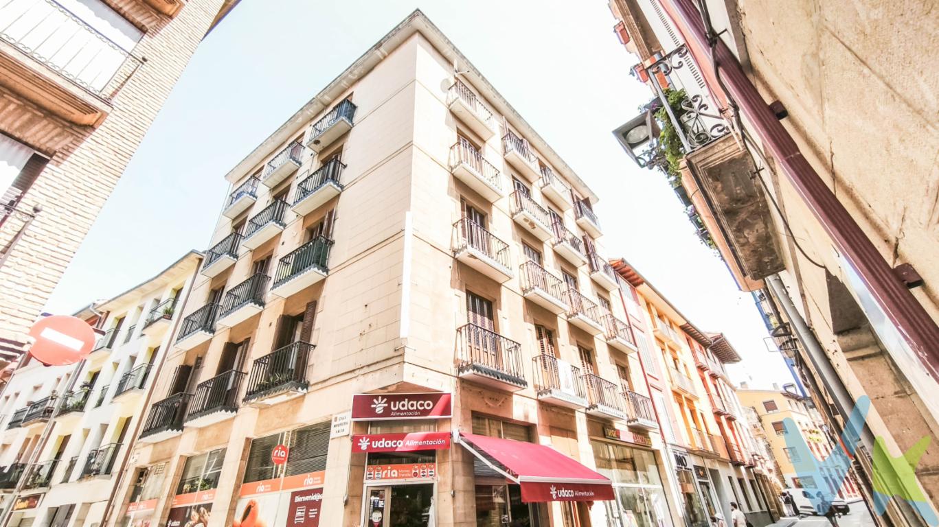 Tenemos la suerte de presentarte un piso con ascensor, de tres dormitorios, totalmente exterior, con orientaciones Sur y Oeste, en el Casco Histórico de Estella.Listo para habitar o invertir.Este inmueble se encuentra en un edificio en esquina ubicado en la Calle Zapatería con Navarrería, a la altura del Puente del Azucarero. El piso, ubicado en la tercera planta, se distribuye en vestíbulo, salón-comedor, cocina independiente, baño y tres dormitorios. El edificio se construyó en 1970, locales comerciales en Planta Baja, dos vecinos por planta en 4 alturas (8 viviendas) y trasteros en el bajocubierta.Te gustará saber - El edificio está rehabilitado en el 2021, con portal y ascensor nuevos, así como carpinterías exteriores, en madera. La vivienda tiene 4 balconeras con contraventanas mallorquinas a fachada, a la que se vuelcan el salón, cocina y 2 dormitorios. Baño y tercer dormitorio con ventanas a patio.- A la vivienda se accede por la zona de día, vestíbulo, cocina y salón contiguos ubicados en la esquina sur oeste. Podrían unirse en un espacio de casi 30m² sin apenas intervención.- Siguiendo el pasillo se ubican tres dormitorios y un baño completo con ducha grande. Todos los dormitorios son dobles. Pequeño armario despensero en el pasillo. Trastero en la bajocubierta.- La vivienda está actualizada y en buen estado de conservación. Se vende amueblada, equipada y con electrodomésticos. Dispone de caldera individual de gas natural.Es especial por - Ubicación en pleno Casco antiguo sin prescindir de las comodidades de una vivienda actual. Portal sin barreras arquitectónicas y ascensor, poder entrar a vivir sin reformas ni derramas, detalles arquitectónicos como los balcones y la estética de la fachada.- Es un programa de distribución muy bien aprovechado, eminentemente exterior, con todas sus estancias con ventana.¿Qué haríamos nosotras? -En este caso, todas las carpinterías exteriores son nuevas, la cocina y el baño de la vivienda están actualizados y son funcionales. Una reforma posible iría más encaminada a la renovación de acabados. Armarios empotrados y puertas son de madera maciza de calidad, con casetones, quedan muy bien cuando se lacan a un tono.Si sientes interés por esta vivienda, ¡no dudes en ponerte en contacto con nosotras! Estaremos encantadas de atender tus consultas y mostrarte más detalles sobre esta oportunidad.Información Legal:Superficies y medidas son orientativas, pudiendo presentar leves variaciones. Algunas imágenes pueden tener algunos retoques fotográficos, o modificaciones informáticas para su presentación comercial.Atendiendo a la Cláusula de Transparencia y Desglose de Gastos (Ley 10/2025): El precio anunciado corresponde al Precio de Venta al Público (PVP) e INCLUYE los honorarios de la Agencia Inmobiliaria.No están incluidos en el Precio de Venta los gastos e impuestos inherentes a la adquisición: Impuesto de Transmisiones Patrimoniales (ITP) conforme a la normativa vigente (6% en Navarra, salvo posibles reducciones en función de la situación personal del adquirente), más Actos Jurídicos Documentados (AJD) (entre un 0,5-1%); Gastos de Notaría y Registro de la Propiedad según aranceles oficiales (entre un 1-2%); Gastos de gestoría o tasación bancaria en caso de ser contratadas por el adquirente; ni honorarios profesionales de asesoría inmobiliaria o servicios de arquitectura NO VINCULADOS A LA COMPRA Y PREVIA CONTRATACIÓN EXPRESA.