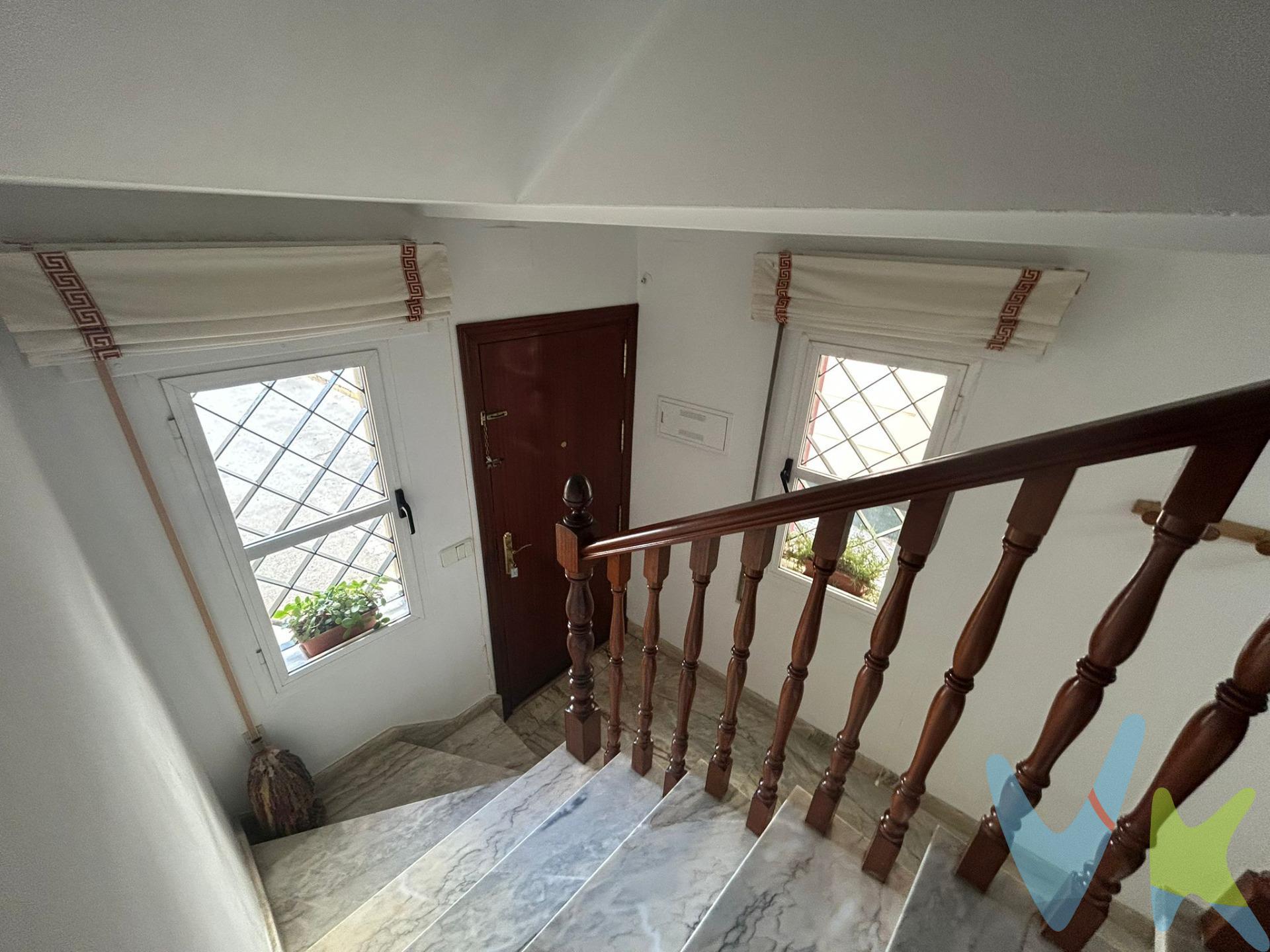 Casa unifamiliar independiente en Chiclana situada en la zona centro de la ciudad, a 8 km de la playa La Barrosa y a escasos metros de la plaza España, con 145 m² construidos, ideal para familias que buscan comodidad y cercanía a servicios esenciales como supermercados, comercios, colegios, ambulatorio, parque infantil, parada de autobús y tranvía…, la vivienda haciendo esquina  se distribuye en dos plantas; en planta baja: al acceder a la vivienda nos encontramos con un pequeño porche delantero que da paso al hall de entrada, salón comedor con aire acondicionado y salida directa al patio trasero, amplia cocina independiente con zona de comedor y salida al mismo patio, un práctico aseo y además cuenta con un amplio garaje cerrado con puerta automática conectado directamente a la vivienda. Y en planta alta nos encontramos con amplio distribuidor, 1 baño con placa de ducha, 4 dormitorios equipados con armarios empotrados y todos ellos con ventanas al exterior, el dormitorio principal destaca por su luz natural gracias a su balcón orientado hacia el exterior, además cuenta con vestidor, aire acondicionado y baño completo con bañera. (Gastos de notaría, registro, impuestos y honorarios de la agencia, no incluidos en el precio).