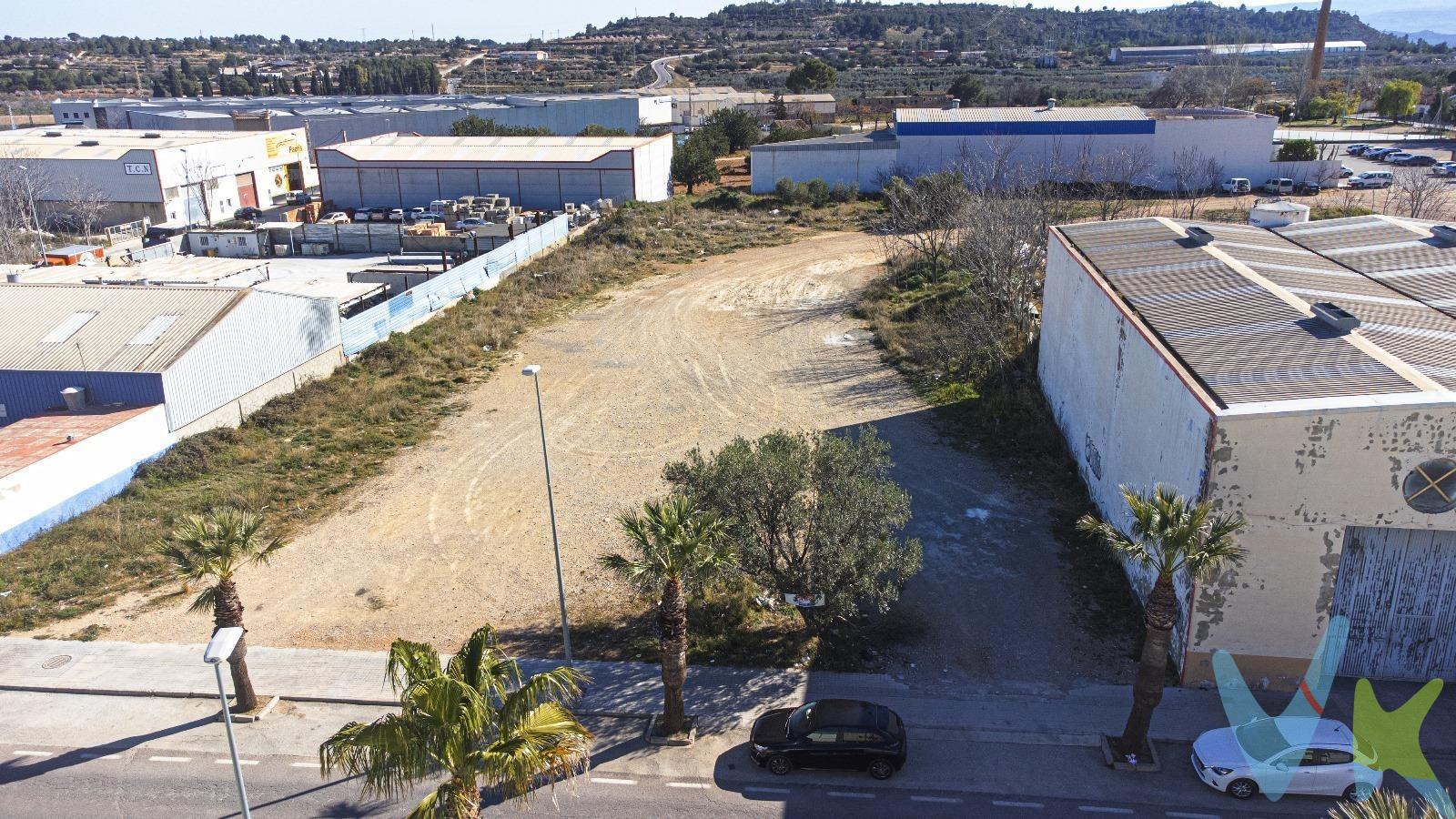 Se vende parcela de  suelo urbano industrial en Buñol con una ubicación estratégica: Avenida de Blasco Ibáñez, una de las principales vías de acceso al municipio. Ideal para construcción de naves industriales, almacenes, logística ,tiendas especializadas en maquinaria y suministros ,gasolineras ,lavadero de vehículos etc..  Características:. superficie:4.204 según registro de la propiedad. Ubicación privilegiada con acceso directo desde la avenida principal. Zona de alto tránsito y bien comunicada. Buñol es un municipio de la provincia de Valencia ,conocido por su riqueza histórica, su entorno natural y, sobre todo ,por ser la sede de su famosa Tomatina ,la batalla de tomates más grande del mundo. Buñol combina su pasado medieval, su entorno natural y su espíritu festivo ,convirtiéndolo en un lugar único para vivir como para invertir en negocios. OPORTUNIDAD ÜNICA!!. Llámanos para más información