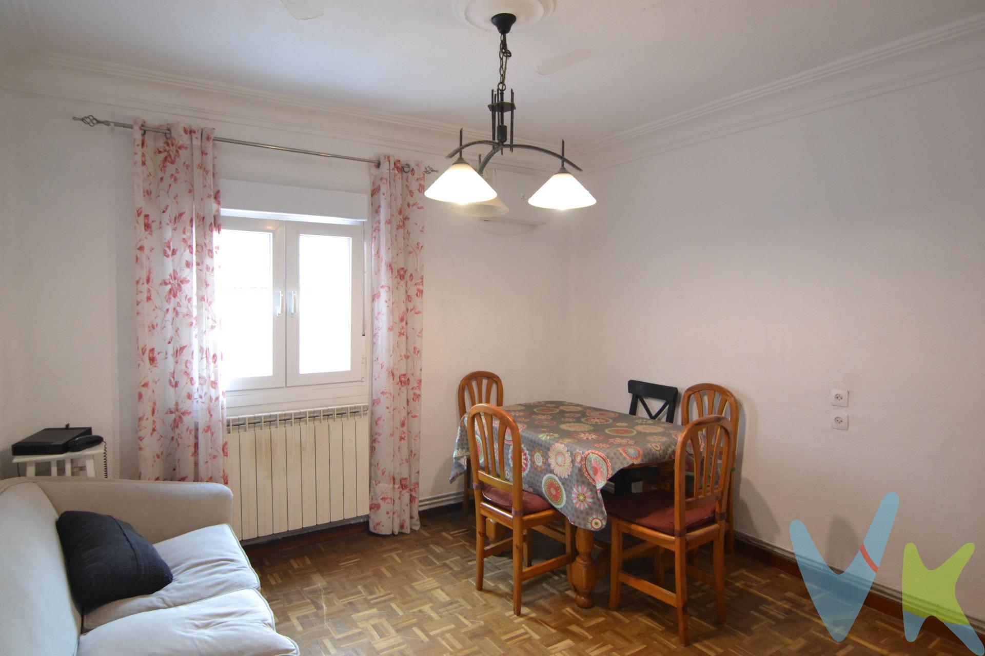 A tan solo 50 metros de la Calle Alcalá, en una tranquila zona de Pueblo Nuevo, se encuentra esta vivienda de tres dormitorios, ideal para familias o quienes buscan comodidad y buena comunicación. La vivienda cuenta con:. 🏡 Tres dormitorios (uno doble y dos individuales de buen tamaño). 🛋️ Salón-comedor independiente, perfecto para disfrutar de momentos en familia. 🚪 Hall de entrada amplio con gran armario empotrado. 🛁 Baño reformado con plato de ducha. 🍳 Cocina independiente. Calefacción y agua caliente individual por gas natural, finca sin ascensor pero acceso a planta muy cómodo. 🔧 La vivienda necesita reforma, lo que brinda la oportunidad perfecta para diseñar un hogar totalmente personalizado y adaptado a tu estilo. Luminosa y silenciosa, gracias a su orientación hacia un tranquilo patio de comunidad. La zona ofrece todo tipo de servicios: supermercados, pequeños comercios, colegios públicos y concertados, además de excelentes conexiones de transporte. A solo 4 minutos a pie del metro Pueblo Nuevo y con acceso rápido a la M-30. Varias líneas de autobús (38, 109, 113, N5) completan una magnífica comunicación. 💡 Una oportunidad única para crear la casa de tus sueños en una ubicación cómoda, bien comunicada y con todos los servicios a tu alcance.