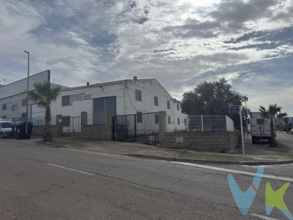 Nave en perfecto estado de conservación. La nave dispone de una superficie en planta baja de 544 metros cuadrados, se encuentra dividida interiormente en dos elementos independientes con accesos independientes. Siendo uno de ellos de una superficie aproximada de 200 metros cuadrados y en esta zona se encuentra la nave doblada con altillo de una superficie aproximada de 120 metros cuadrados.  Y el segundo elemento de aproximadamente 340 metros cuadrados diáfanos a excepción de una zona destinada a oficinas. La nave dispone del uso exclusivo de solar de una superficie de 544 metros cuadrados.El precio del inmueble no incluye los honorarios de la agencia que ascienden al 3% del precio final del inmueble, ni los gastos de notaría y registro de la propiedad (que están sujetos a aranceles y varían dependiendo del precio de escrituración), ni los impuestos (que en la Comunitat Valenciana varían dependiendo del precio del inmueble y de las características personales del comprador.La vivienda se vende como cuerpo cierto, en las condiciones físicas (entre otras, verdadera superficie que demarcará sus propias medianeras y estado de conservación) jurídicas y de calificación urbanística, con renuncia expresa al saneamiento por vicios ocultos de la finca que se transmite y adquiere exonerando a la parte vendedora de toda responsabilidad al respecto. 