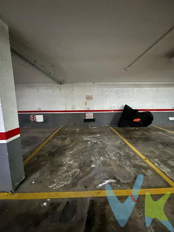 Presentamos una excelente oportunidad para adquirir un espacioso garaje en la vibrante localidad de La Pobla de Farnals. Este inmueble, ideal para quienes buscan un lugar seguro para su vehículo o para aquellos que desean una inversión sólida a largo plazo, cuenta con características que lo convierten en una opción atractiva y única en el mercado actual.Ubicado estratégicamente en una zona de fácil acceso, este garaje ofrece una superficie de 13 metros cuadrados útiles y 30 metros cuadrados construidos. Este espacio generoso y bien distribuido permite albergar cómodamente vehículos de diferentes tamaños. Además de servir como estacionamiento.El acceso al garaje es sencillo y conveniente, eliminando cualquier estrés asociado con el estacionamiento. La puerta es amplia, automática y de fácil manejo proporciona un ingreso cómodo y eficiente. Este elemento es particularmente valioso para quienes tienen una vida ajetreada y requieren salir e ingresar con rapidez y facilidad.Invertir en este garaje implica asegurarse de disponer de un espacio privado que le ahorre tiempo y molestias, particularmente en una zona donde el estacionamiento puede ser complicado. Si se considera la compra de este inmueble como una inversión, es importante tener en cuenta que los garajes en La Pobla de Farnals son cada vez más demandados, lo que puede representar una oportunidad de aumentar su valor con el tiempo ya que se encuentra situado en el COMPLEJO POBLA MARINA.Este garaje no solo destaca por sus características físicas, sino también por su excelente relación calidad-precio. Es una oferta que mezcla perfectamente funcionalidad, seguridad y ubicación privilegiada en una de las zonas más cotizadas de La Pobla de Farnals.No dude en concertar una visita. Este garaje es una excelente oportunidad tanto para uso personal como para quienes buscan hacer una inversión que retorne beneficios a futuro. Ofrecemos atención personalizada para asegurar que este inmueble cumpla con todas sus expectativas. Sea parte de esta vibrante comunidad y asegure su espacio en un entorno seguro y cómodo.Ahora es el momento perfecto para asegurar este espacio imprescindible. No deje pasar esta oportunidad y contáctenos para más detalles. Sin duda, este garaje será una adquisición que agradecerá por muchos años.Por expreso deseo de los propietarios esta vivienda se comercializa en EXCLUSIVA, por lo que le garantiza un trato fácil, cómodo y sin interferencias. Rogamos no molesten a sus ocupantes o vecinos.Si usted es un profesional inmobiliario, no dude en llamarnos, estaremos encantados de colaborar en la venta de este inmueble.El precio ofertado no incluye impuestos, gastos de compraventa, ni honorarios de la agencia inmobiliaria. Anuncio no vinculante, puede contener errores. 