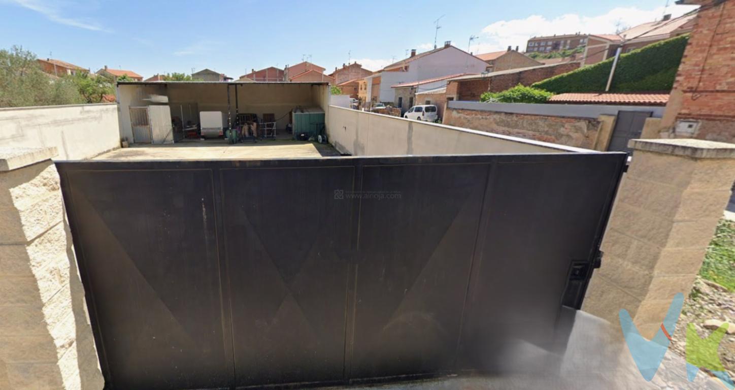 Solar en casco urbano, vallado, con solera de hormigón y tejavana de 75m2. Luz y agua.Actualmente, con una construcción consistente en una estructura de tejavana.Totalmente vallada. Permite hacer una construcción de vivienda de hasta 3 alturas.