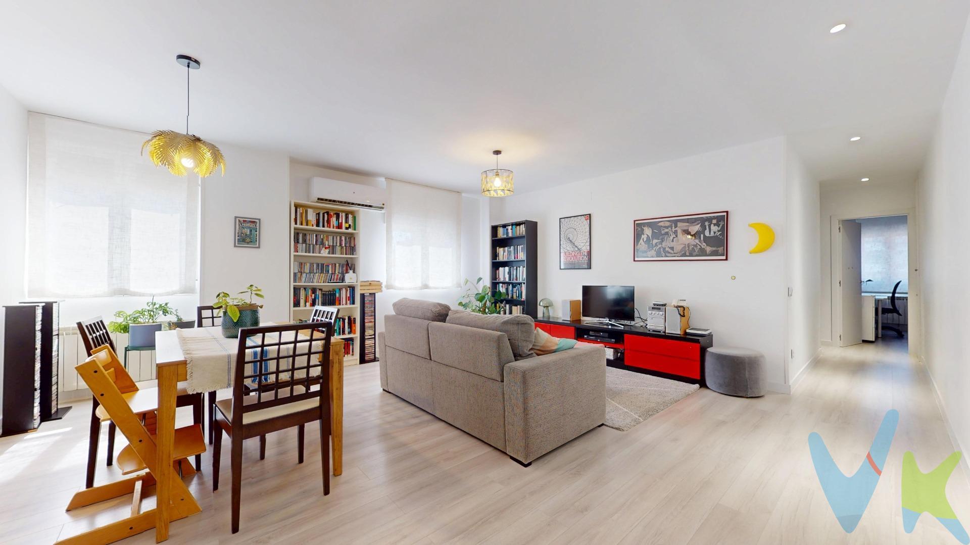PISO LUMINOSO DE 4 DORMITORIOS EN PLANTA 11 · JUNTO A LA VAGUADA · CON TASACIÓN BANCARIA YA REALIZADA. ¿Cuánto tiempo llevas buscando un piso así? Grande, luminoso, en perfecto estado y listo para entrar a vivir con solo pintar. Este es ese piso que aparece pocas veces en el mercado. Situado en la calle Santiago de Compostela, junto a La Vaguada, en uno de los barrios mejor comunicados de Madrid gracias a su acceso directo a la M-30. Una zona consolidada, tranquila y muy demandada tanto por vecinos de toda la vida como por quienes buscan instalarse aquí. Una vivienda que se siente diferente desde que entras. Al acceder, un amplísimo salón te recibe con una luz que ya querrás para siempre. La cocina, independiente y funcional, cuenta con una terraza donde resolver de forma práctica la lavadora, la caldera y el tendedero, dejando el resto de la casa completamente libre de servidumbres. Un pasillo conduce a los cuatro dormitorios y dos baños completos, uno de ellos en suite con el dormitorio principal. Todas las estancias tienen ventanas con climalit, y al estar en planta 11, la luz natural y las vistas se convierten en uno de los grandes protagonistas de esta vivienda. El suelo de tarima recorre toda la casa, aportando calidez y unidad al conjunto. Un edificio pensado para el día a día. Portero físico y automático. Rampa de acceso adaptada. Dos ascensores (uno para pisos pares, otro para impares). Trastero incluido. Amplia plaza de garaje. Antes de venir a verlo en persona, ven a verlo desde el sofá. Estamos preparando una visita virtual para que puedas recorrer la vivienda estancia por estancia antes de la visita física. Solo pídenosla y compruébalo tú mismo: es tan buena la sensación que da este piso que enseguida querrás verlo en persona. Datos que te van a interesar. Gastos de comunidad: aprox. 160 €/mes. IBI: aprox. 610 €/año. Tasación bancaria ya realizada, por encima del precio de venta — tu banco no pondrá pegas a la hipoteca. El precio de venta no incluye ITP, registro, notaría ni honorarios de agencia. Pisos así, en plantas altas, muy luminosos y en esta zona, no esperan mucho tiempo. Pide ya tu visita virtual y, si es tan buena como creemos, la física la vas a pedir tú solo. 📞 91 464 54 40 · 💬 663 71 77 37. 📩 comercial@viviendajoven.es