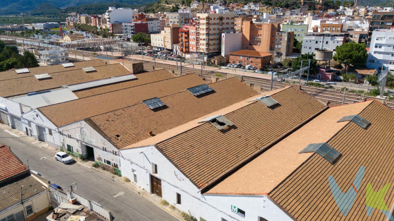Nave industrial de 928 m² con acceso desde dos calles en SaguntoEsta nave industrial en Sagunto cuenta con 928 m² construidos y acceso desde dos calles, una característica que permite organizar la entrada y salida de vehículos pesados. El inmueble, construido en 1940, se encuentra en una zona industrial con proyección empresarial y posibilidades para desarrollar diferentes actividades.Uno de sus elementos destacados es el techo hidráulico, que aporta flexibilidad a la operativa de las instalaciones. La nave ofrece una superficie que puede servir como base para proyectos industriales, logísticos o productivos, en función de las necesidades de cada actividad y de las adaptaciones que requiera.El acceso por dos calles permite plantear diferentes formas de organizar el movimiento de vehículos dentro de la operativa diaria. Esta característica puede resultar especialmente relevante para actividades que necesitan gestionar entradas y salidas de transporte pesado.La nave se encuentra en el polígono industrial de Sagunto, en un entorno vinculado a la actividad empresarial. Su ubicación destaca por la conexión con infraestructuras como el puerto marítimo, la autovía A-7 y el polígono industrial de Puerto de Sagunto, donde ya se han establecido grandes empresas.Sagunto es una zona con proyectos de desarrollo económico y crecimiento industrial, un contexto que aporta interés a su ubicación para empresas que valoren la conexión con otros centros de actividad y las posibilidades del entorno.Si buscas una nave industrial en Sagunto para desarrollar un proyecto empresarial, logístico o productivo, contacta con nosotros para solicitar más información o concertar una visita. Tu próximo proyecto empieza aquí.¿Hablamos?* En nuestra agencia contamos con el distintivo de Agentes de Intermediación Inmobiliaria de la Comunitat Valenciana (Número de registro RAICV 1394) y cumplimos con todos los requisitos que debe tener un profesional del sector inmobiliario.*Por mandato expreso del propietario, comercializamos este inmueble en exclusiva, lo que le garantiza el acceso a toda la información, a un servicio de calidad, un trato fácil, sencillo y sin interferencias de terceros. Si usted es agente inmobiliario y tiene un cliente para este inmueble, llámenos estaremos encantados de colaborar. *El precio indicado no incluye gastos ni otros conceptos. A tal efecto, se informa que al referido precio habrá que añadirle los gastos propios de la transmisión inmobiliaria, entre los que cabe enumerar los siguientes: honorarios notariales, impuesto al que se encuentre sujeta la transmisión (Impuesto sobre el Valor Añadido o Impuesto sobre Transmisiones Patrimoniales y Actos Jurídicos Documentados, según el caso), gastos de inscripción en el Registro de la Propiedad y honorarios de intermediación de la agencia inmobiliaria. *¿Qué te ofrecemos en nuestra agencia?  - Agilizamos y hacemos más cómodo el proceso. - ¡Nos ocupamos de todo! Cero preocupaciones. - Recibe apoyo legal y fiscal durante todo el proceso. - Experto inmobiliario 100% a tu lado. - Asistencia post venta ¡Seguimos a tu lado! 