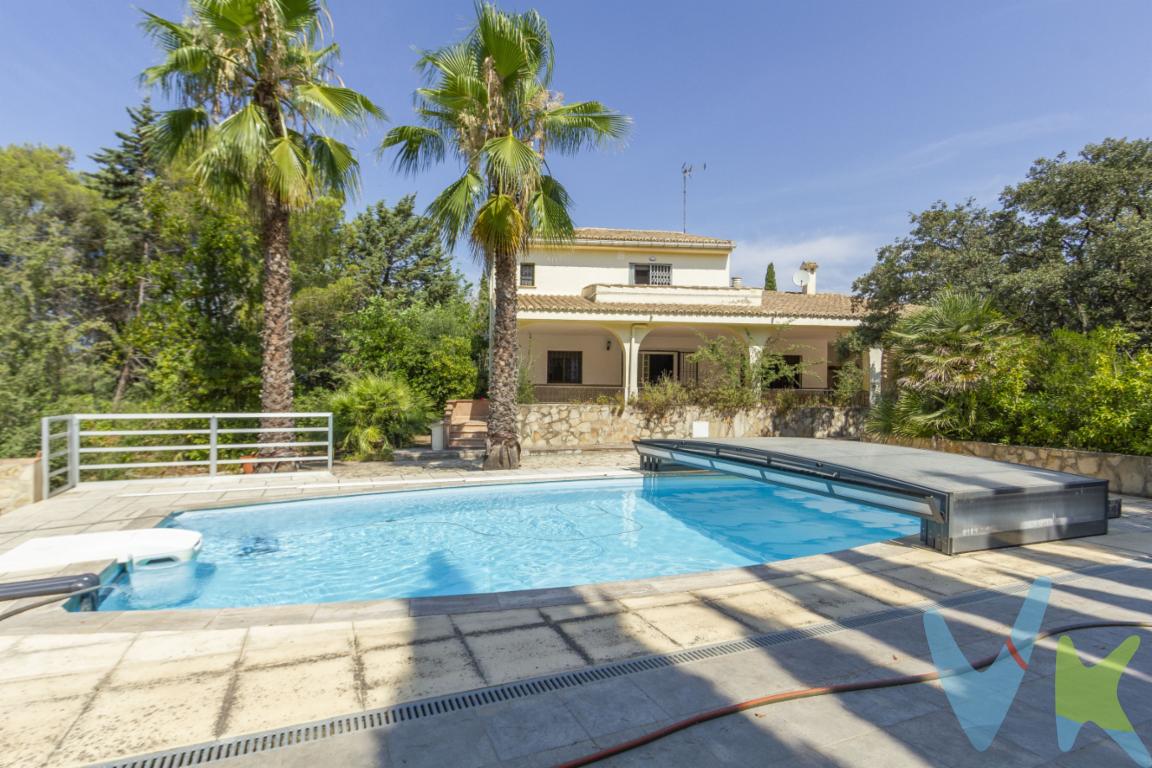 Chalet independiente con piscina y amplia parcela en TurísChalet independiente situado en una zona residencial de Turís, cerca del Circuito de Cheste, sobre una amplia parcela de 3.358 m² completamente vallada.Una propiedad especialmente interesante por el tamaño de su parcela y por las posibilidades que ofrece su espacio exterior, donde encontramos piscina privada y una zona deportiva, además de espacio suficiente para disfrutar de diferentes actividades al aire libre.Una distribución que ofrece muchas posibilidadesLa vivienda está distribuida en dos plantas, con un total de 4 habitaciones y 3 baños, lo que permite diferentes opciones de uso y resulta especialmente interesante para una familia numerosa o para dos familias que quieran compartir la propiedad manteniendo espacios diferenciados.La planta baja dispone de un porche cubierto que da acceso al interior, donde encontramos un amplio salón-comedor, cocina independiente, dos habitaciones y un baño completo. Esta planta permite desarrollar la vida diaria sin necesidad de utilizar las escaleras.En la planta alta encontramos otras dos habitaciones, dos baños completos y una terraza cubierta con vistas hacia la parcela.La vivienda dispone además de armarios empotrados.Una parcela para disfrutarLos 3.358 m² de parcela ofrecen un espacio exterior amplio y versátil. La propiedad cuenta con piscina privada y pista deportiva, además de diferentes zonas exteriores que pueden adaptarse a las necesidades de cada familia.El conjunto ofrece posibilidades tanto para quienes buscan una vivienda habitual con mucho espacio exterior como para quienes valoran disponer de una propiedad con capacidad para reunir a una familia numerosa o compartirla entre dos familias.La vivienda dispone de agua, suministro eléctrico y sistema de saneamiento mediante fosa séptica y pozo absorbente exterior.Una propiedad con una combinación difícil de encontrar: una parcela de gran tamaño, piscina, zona deportiva y una vivienda de cuatro habitaciones y tres baños, todo ello en Turís y a poca distancia del Circuito de Cheste.Para más información o concertar una visita, estaremos encantados de atenderle.Honorarios de la agencia inmobiliaria, impuestos (IVA, ITP) y otros gastos de la Compraventa (notaria, gestoría y registro)