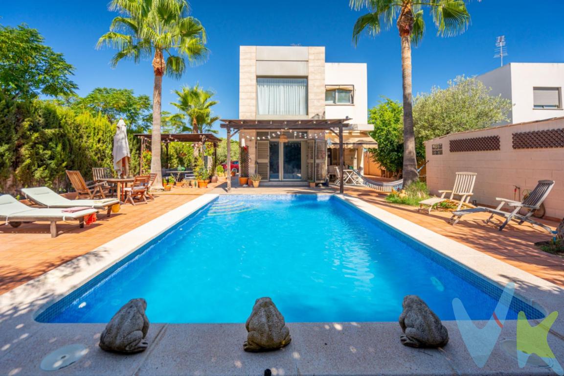 En Torre en Conill (Bétera) y junto al prestigioso **Club de Golf Escorpión**, se alza este chalet individual que redefine el concepto de exclusividad. Una vivienda para quienes saben valorar la luz, la amplitud y el diseño contemporáneo en un entorno natural y sereno.Construida en 2009 sobre una parcela esquinera de **511 m²**, su **arquitectura moderna y envolvente** acoge 210 m² distribuidos en dos cómodas plantas. Cada rincón ha sido concebido para el disfrute, la elegancia y la calidad de vida.🌿 **Luz y confort en cada estancia** Sus grandes ventanales inundan el interior de luminosidad y conectan el hogar con el jardín y las terrazas. El salón, con acceso directo al exterior, se convierte en el corazón de la casa. La cocina integrada, el lavadero, los cinco dormitorios, los dos baños completos y el aseo de cortesía aportan la funcionalidad perfecta para la vida diaria.Se ha optimizado la distribución eliminando la doble altura del comedor, creando un espacio superior diáfano y versátil: ideal para teletrabajar, hacer deporte, jugar o simplemente relajarse frente al enorme ventanal.🏡 **Detalles que marcan la diferencia*** Suelos de parqué y carpintería exterior con doble acristalamiento. * Armarios empotrados en todos los dormitorios. * Aire acondicionado frío/calor por conductos y calefacción de gas natural. * **Placas solares** para un consumo energético más eficiente.☀️ **Exterior para vivirlo todo el año** El jardín y sus diferentes terrazas ofrecen un escenario perfecto en cualquier momento del día. La gran piscina invita a disfrutar del sol, mientras que el barbacoa/paellero será el lugar de reunión favorito para familiares y amigos. Todo ello completado con un cómodo garaje.📍 **Ubicación inmejorable** A un paso del **Club de Golf Escorpión**, del centro comercial Torre en Conill y del **Wellness Calderona**, con Valencia a solo 15 minutos en coche. Una zona residencial de lujo que combina tranquilidad, naturaleza y cercanía a todos los servicios.Este chalet no es solo una casa, es **una declaración de estilo de vida**. Perfecto para quienes buscan exclusividad, confort y diseño en un enclave privilegiado. 