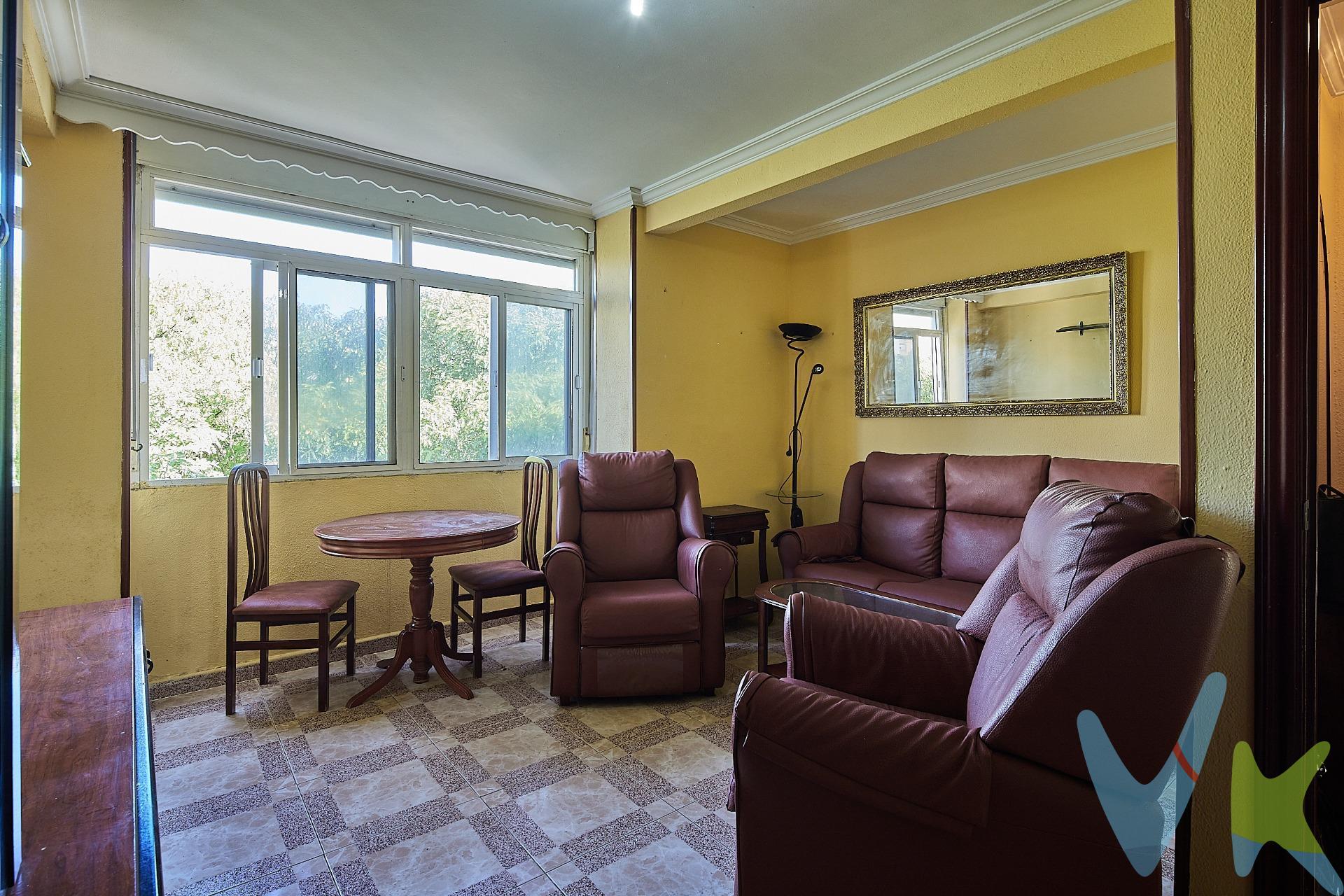 El piso que estabas esperando en la Bahía de Cádiz. Si buscas un lugar con luz a raudales, espacio para vivir a tu ritmo y todo lo que necesitas a un paso… ¡lo acabas de encontrar!. Este piso tiene:. 3 habitaciones para que montes tu dormitorio, despacho, gimnasio en casa o ese vestidor con el que sueñas. 1 baño + 1 aseo, porque todos sabemos que uno nunca es suficiente. Una cocina amplia y luminosa donde empezar el día con energía. Un salón lleno de luz , perfecto para maratones de pelis, cenas con amigos o simplemente relajarte. Y lo mejor:.  Con ascensor (porque nadie quiere subir cargado de bolsas por las escaleras).  Amplia zona de aparcamiento en los alrededores.  Situado junto a Mercadona y rodeado de servicios, para que tengas todo lo que necesitas sin complicarte.  En plena Bahía de Cádiz, con ese ambiente único que solo aquí se vive.  Este piso es ideal para jóvenes con ganas de crear un hogar a su estilo. Aquí tienes el lienzo perfecto para diseñar la casa de tus sueños. * Gastos, Impuestos y Honorarios de la Agencia no Incluidos.  .  *Si estás interesado en esta vivienda pero tienes que vender, contacta con nosotros, te ayudamos a encontrar comprador para tu vivienda