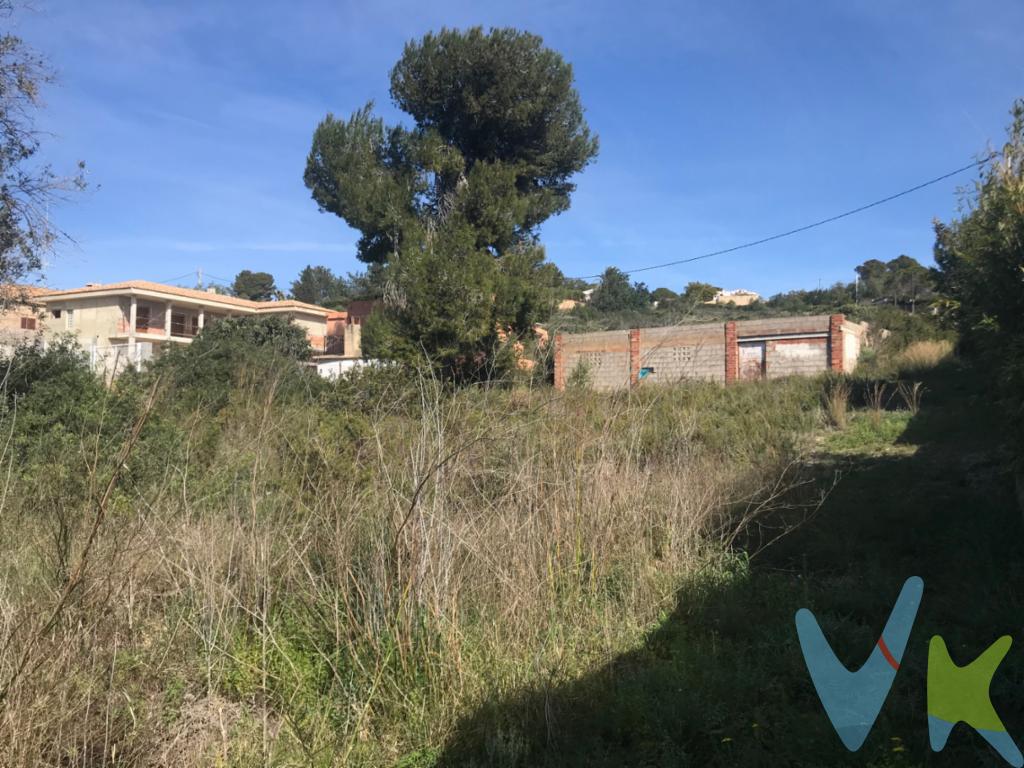 Terreno Urbano para construcción de Unifamiliares.   Superficie en escritura de 988 m2 en Urbanización El Pinar. (En catastro consta como 1.068 m2 de superficie)      30% de la parcela edificable, en dos alturas y sótano (no computable). 20% en vivienda y 10% en auxiliares (Anexos: paelleros, piscina, trastero, garaje exterior cubierto, etc.)   Índice de edificabilidad del 20%, es decir, se puede construir una vivienda de 197,60 m2 aproximadamente, sótano no computable.      Lindes, de la vivienda al límite de la parcela:    - Lateral : 3 metros.   - Frontal: 5 metros.      Altura de cornisa: 7 mts, en vivienda y 3 mts en auxiliares      Hay que realizar acometidas de agua, y electricidad      Calle sin urbanizar todavía en su totalidad. No se concede licencia de construcción hasta que no se urbanice completamente la calle.     Agencia Registrada con el Nº 1.383 en el Registro Obligatorio de Agentes Inmobiliarios de la Comunitat Valenciana. Puede consultar en la web de la GVA. La oferta está sujeta a cambios de precio o retirada del mercado sin previo aviso. Este anuncio en su conjunto, incluyendo textos, fotos, imágenes o cualquier otro contenido del mismo, no es vinculante dado que la información es ofrecida por terceros y puede contener errores. Se muestra a título informativo y no contractual... El precio no incluye lo siguiente: Honorarios de la agencia inmobiliaria, impuestos (IVA, ITP) y otros gastos de la Compraventa (notaria, gestoría y registro). Por mandato expreso del propietario, comercializamos este inmueble en exclusiva, lo que le garantiza el acceso a toda la información, a un servicio de calidad, un trato fácil, sencillo y sin interferencias de terceros. Por este motivo, se ruega no molestar al propietario, a los ocupantes de la propiedad o a los vecinos. Si usted es agente inmobiliario y tiene un cliente para este inmueble, llámenos: estaremos encantados de colaborar. 