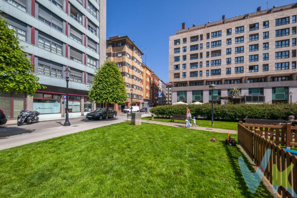 SE VENDE PLAZA DE GARAJE CENTRICA PARA COCHE O MOTOS Este inmueble corresponde a un garaje en venta en planta primera, ubicado en una zona muy céntrica. Con una ubicación cerca del parque de Zarracina .Con una distribución que favorece la maniobrabilidad, este garaje ofrece un acceso cómodo por dos calles . No deje pasar la oportunidad de asegurar un espacio de estacionamiento en una zona tan codiciada. Contacte para coordinar una visita y descubra por qué este garaje en venta, ubicado en el centro de Gijón, se presenta como una opción sólida y rentable.Honorarios de intermediación inmobiliaria a cargo del vendedor y honorarios de mediación inmobiliaria del 2%más IVA, con un mínimo de 2.000 euros mas IVA a cargo del comprador.Gastos e impuestos no incluidos en el precio. A título orientativo, en segundas transmisiones, el comprador abonará el Impuesto sobre Transmisiones Patrimoniales (ITP). Para consultar los porcentajes del ITP en Asturias puede hacerlo a través de la web oficial de servicios tributarios del Principado de Asturias https://sede.tributasenasturias.es/sites/sede/default/es_ES/Que-quieres-hacer/Transmisiones-Patrimoniales-y-AJD. La base imponible será el mayor valor entre precio de compraventa, tasación o valor de referencia catastral. Gastos de notaría y registro según aranceles variables según precio, número de copias y complejidad.El comprador escoge libremente notario. El vendedor asume la plusvalía y el resto de gastos son del comprador. Si se precisa hipoteca: Tasación, condiciones y costes bancarios según entidad elegida por el comprador; así como los gastos de gestoría y cualesquiera otros inherentes a la formalización de la compraventa. De acuerdo con la ley, no se incluyen en el precio otros gastos o tributos que legalmente correspondan al comprador.El consumidor tiene derecho, conforme a la normativa vigente, a disponer de información y documentación adicional relativa al inmueble y condiciones de la compraventa, accesible en la sede física de la inmobiliaria o de correo electrónico. La agencia actúa exclusivamente como intermediaria en la operación. Cualquier compraventa y sus condiciones quedan sujetas en todo caso a la aceptación expresa del vendedor del inmueble y a la posterior formalización del correspondiente contrato. El presente anuncio tiene carácter meramente informativo; la información suministrada se corresponde con la disponible a la fecha de publicación, pudiendo variar en función de las circunstancias o actualizaciones legales, contractuales y fiscales. 