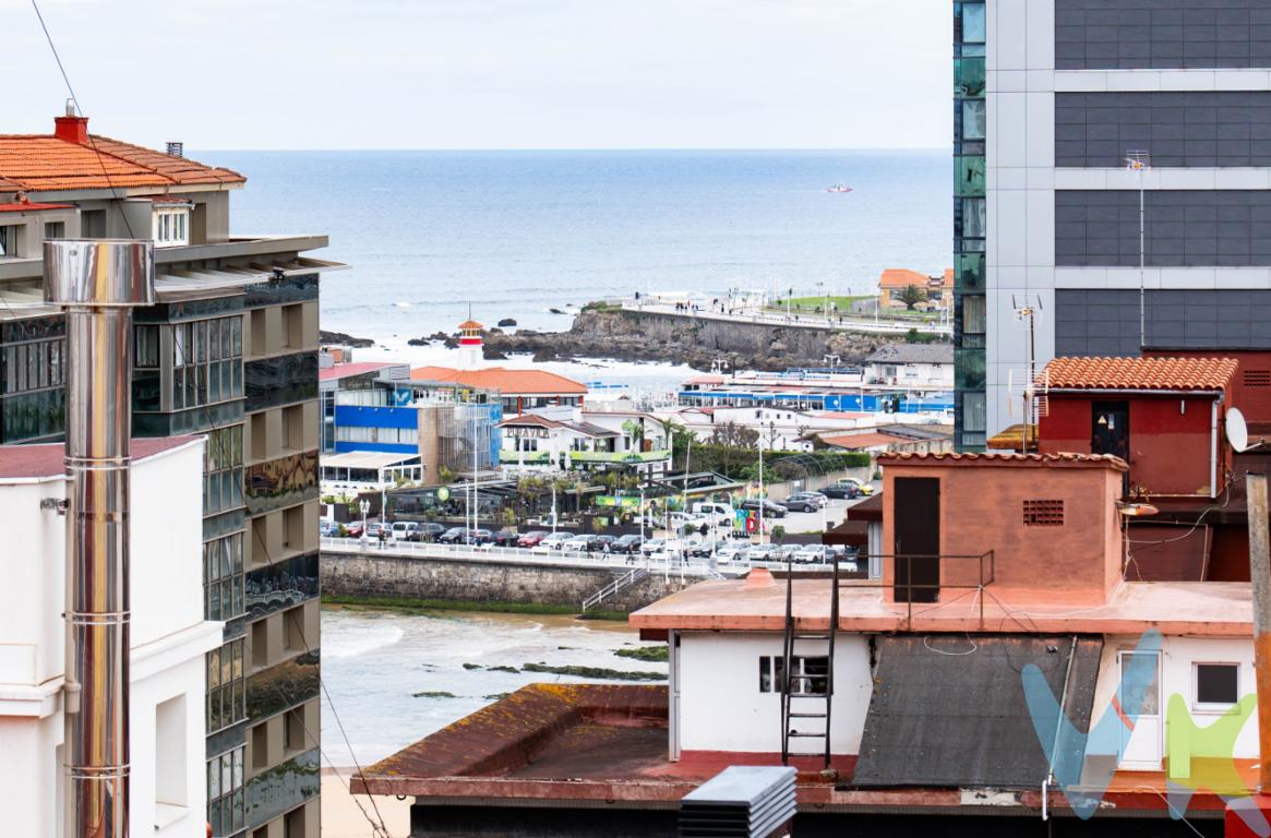 Venta de Piso con Vistas al Mar en GijónPresentamos una maravillosa oportunidad de adquirir un magnífico piso para reformar a tu gusto en la codiciada zona de La Arena, en Gijón. Esta propiedad, se encuentra en una ubicación privilegiada, ideal para aquellos que buscan vivir cerca de la playa.Este espacioso piso cuenta con una superficie útil de 80 metros cuadrados, lo que proporciona un generoso espacio para vivir con comodidad. Situado en la planta 12 del un edificio , la vivienda ofrece unas vistas espectaculares al mar, permitiendo disfrutar de amaneceres y puestas de sol desde la comodidad de su hogar.La vivienda dispone de tres luminosas habitaciones y terraza , ideales para acomodar a familiares y amigos, dos espaciosos baños, salón con amplios ventanales y cocina. Del piso cabe destacar su altura, desde donde se puede apreciar Gijón en todo su esplendor y  que proporciona a la vivienda una gran luminosidad.Además, los alrededores del edificio ofrece una amplia gama de servicios y comodidades que facilitan la vida cotidiana. Cerca se encuentran supermercados, entidades bancarias, colegios y numerosos restaurantes que harán que el día a día sea cómodo y sin complicaciones.Es notable remarcar el ambiente acogedor y familiar del barrio. Este piso es una excelente opción para familias, parejas o inversores que buscan una propiedad con potencial de revalorización en una de las áreas más dinámicas y demandadas de la ciudad.No deje pasar esta oportunidad única de vivir en un entorno inmejorable, con vistas inigualables y todas las comodidades a su alcance. ¡Esperamos su visita!En el precio final no están incluidos el impuesto de trasmisiones patrimoniales, ni los gastos de notaría y registro. 