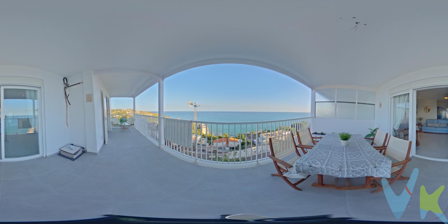  ¡Oportunidad única de adquirir un encantador apartamento con vistas al mar en Oropesa del Mar-Orpesa!Ubicado en la privilegiada zona de Les Platgetes - Torre Bellver - La Renegà, este amplio y luminoso apartamento en venta es ideal para quien busca un hogar en un entorno tranquilo y al mismo tiempo conexión con la naturaleza. El inmueble está situado en la primera planta de un edificio construido en 1967, una prueba de su solidez y perdurabilidad a través del tiempo.Con 94 metros cuadrados útiles, este espacioso apartamento te ofrece tres cómodas habitaciones que garantizan el confort de toda la familia. Cuenta ademas con dos baños completos. Por otro lado, su terraza de 17 metros cuadrados promete ser tu rincón favorito, donde podrás disfrutar de vistas inigualables al mar, respirando la brisa marina cada mañana o relajándote bajo el sol en las cálidas tardes.La sala de estar, amueblada con gusto y elegancia al igual que el resto del apartamento, se integra de manera perfecta en un espacio que invita tanto al relax como al entretenimiento. La cocina, equipada con electrodomésticos, es funcional y cómoda, cumpliendo con las necesidades de los más exigentes aficionados al arte culinario. Así, cada rincón de este hogar ha sido cuidado al detalle, demostrando una combinación perfecta de funcionalidad y estilo.Un factor añadido que incrementa el valor de esta propiedad es el garaje incluido en el precio de venta. Este espacio de aparcamiento personal asegura la comodidad de llegar a tu nuevo hogar sin preocuparte por encontrar lugar para tu vehículo. Además, la proximidad al transporte público facilita el acceso al resto de la ciudad, lo que proporciona una ventaja adicional para quien prefiere moverse cómodamente sin usar el coche.Rodeada de naturaleza y con acceso cercano a la playa, la ubicación de este apartamento es inmejorable. Quien adore los paseos por la arena, el sonido de las olas y la vida junto al mar encontrará en esta propiedad el escenario perfecto para hacer de cada día una experiencia gratificante.Este inmueble no es solo una vivienda, sino un estilo de vida exclusivo para quien busca tranquilidad sin renunciar a las comodidades actuales. Su amplia terraza con vistas al mar es solo uno de los múltiples atractivos que hacen de esta propiedad una opción que no puede dejarse de considerar.En resumen, si te encuentras en la búsqueda de un hogar que combine amplitud, comodidad, y una ubicación inigualable, este apartamento lleno de encanto y carácter te hace una invitación a visitarlo y descubrir todo lo que tiene para ofrecerte. No pierdas la oportunidad de vivir en una de las zonas más codiciadas de Oropesa del Mar-Orpesa. ¡Contáctanos para más información y para programar una visita cuanto antes! Tu próxima residencia costera te está esperando. 