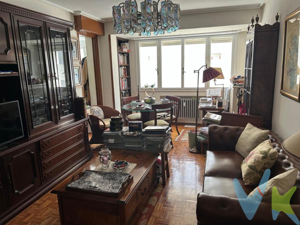 VENTA. ZONA DE BEGOÑA, Bonito y señorial piso de grandes huecos, en la zona de Begoña con vistas al paseo, centrico, situado en un buen edifico que consta de 2 ascensores,  Piso con buena distribucion, buenos huecos, bonita entrada con amplio distribuidor, zona de dia; una  amplia cocina  con zona de comedor y zona de lavado, una habitacion auxiliar  con multiples posibilidades de uso y un aseo para dar servicio a la zona, pasamos al amplio y luminoso salon con acesso a terraza con galeria cubierta y la zona de noche nos deja 3 amplias habitaciones  muy bien distribuidas y 2 baños completos, suelos de parquet, empotrados en habitacion y pasillo, terraza cubierta. La vivienda cuenta con unas caracteristas especiales dada su situacion y amplitud idealles para un piso familiar, centrico y  comodo, con mucho servicio y huecos para disfrutar de independencia y poder tener una habitacion extra como despacho. El piso se encuentra en buen estado, muy cuidado, para entrar a vivir; con altura, piso luminoso y soleado.EDIFICIO CON FACHADA ANTITERMICA.Es ideal para convertirlo en tu hogar familiar o como una buena inversion. NO DEJE DE VISITARLO !!!Pongase en contacto con nosotras y le facilitaremos informacion y fotos adiccionales!!En el precio del inmueble no están incluidos los gastos de registro, notaria e impuesto de trasmisiones.
