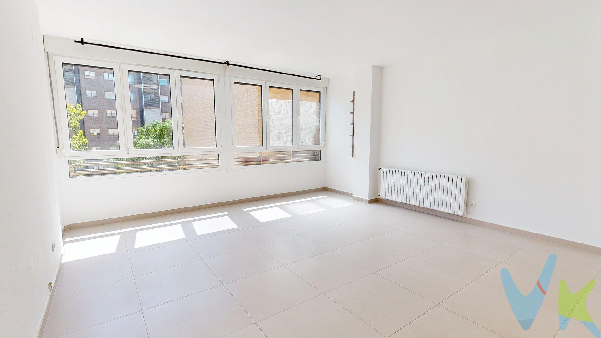 ¿Buscas un piso con encanto, en una zona tranquila y bien comunicada de Zaragoza? Este dúplex en la calle José Luis Borau reúne todo lo que necesitas para disfrutar de la vida en familia. Con 81 m² útiles y una distribución muy cómoda, en la planta baja encontrarás un salón de 27 m² lleno de luz natural,muy silencioso y  perfecto para relajarte o compartir momentos únicos, además de una cocina funcional y un baño completo. En la planta superior se ubica la zona de descanso: 3 dormitorios acogedores, una galería cerrada y un baño renovado recientemente. La vivienda está en perfecto estado para entrar a vivir, cuidada con detalle:. ✔ Suelos de gres en planta inferior y tarima en la superior. ✔ Calefacción individual de gas con radiadores de hierro fundido. ✔ Ventanas de aluminio y armarios empotrados. ✔ Orientación sur, lo que garantiza sol y luminosidad durante todo el año. Además, incluye plaza de garaje en el mismo edificio. Imagina cada día disfrutando de la tranquilidad de esta zona residencial, con todas las comodidades al alcance de tu mano y excelentes comunicaciones con el resto de la ciudad. 📞 No dejes pasar esta oportunidad. Llama y ven a descubrir tu futuro hogar en el Actur.