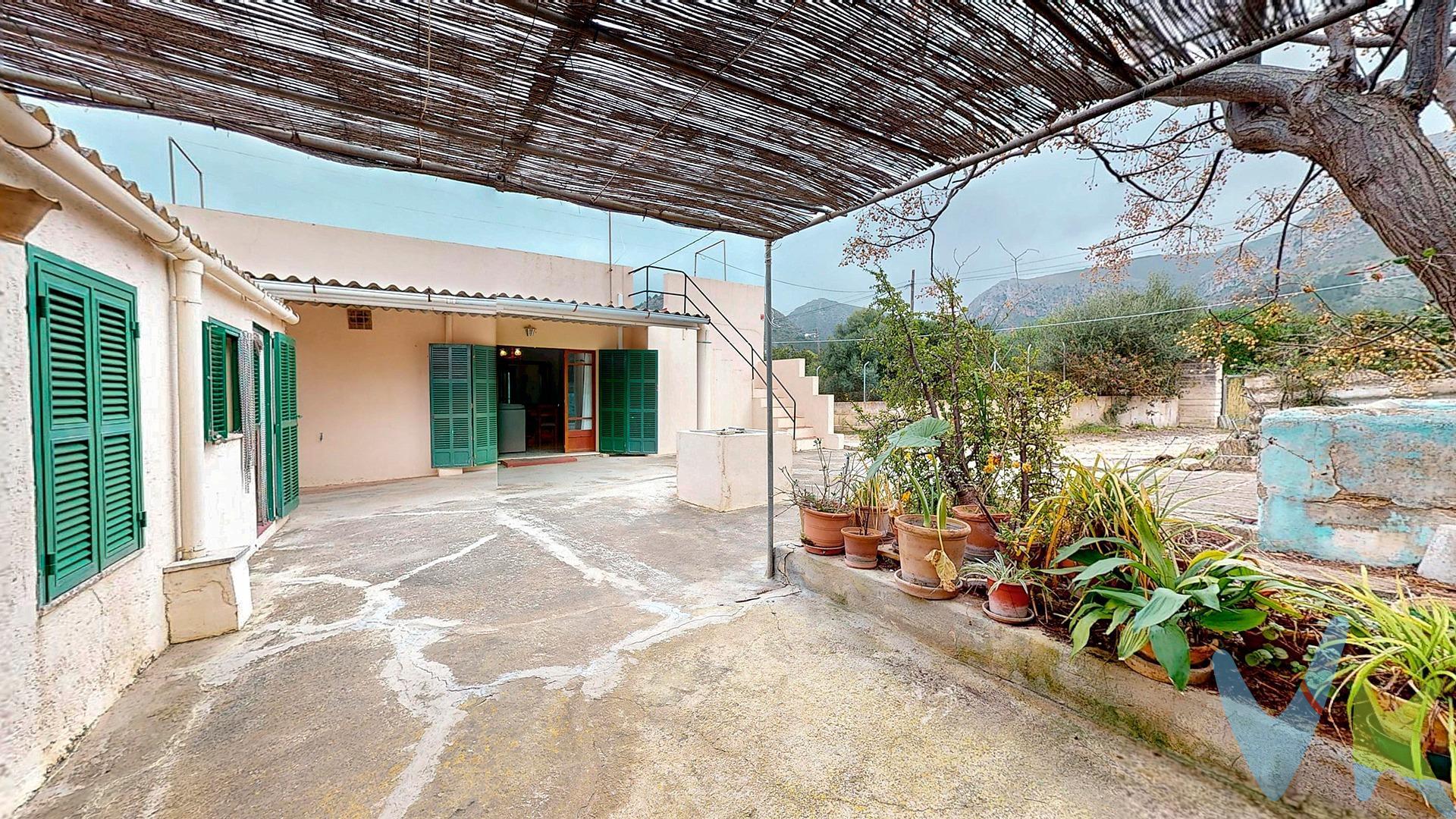 A cinco minutos a pie del mar y del Club Náutico, en la entrada de la Colònia de Sant Pere, esta casa unifamiliar independiente ofrece algo cada vez más escaso en el nordeste de Mallorca: una parcela de 435 m² en suelo urbano, con espacio exterior generoso y una ubicación que combina tranquilidad y accesibilidad. . A tan solo 5 minutos caminando del mar y del Club Náutico, y también muy cerca del centro y la iglesia. Además, al encontrarse junto a la entrada del pueblo, disfruta de una ventaja muy valorada: es una zona más tranquila que las calles más próximas al paseo marítimo, con menos tránsito y un ambiente más relajado, manteniendo al mismo tiempo la comodidad de tenerlo todo a mano y poder aparcar justo enfrente de la casa. La vivienda, de 157 m² construidos, se distribuye en cuatro habitaciones dobles, una habitación individual y un baño, con un aseo exterior bajo el porche trasero especialmente práctico en verano. Toda la vivienda se desarrolla en una sola planta, lo que facilita la vida cotidiana y la hace especialmente cómoda. Desde el exterior se accede a un terrado desde el que se contempla el mar. . El exterior es el gran protagonista: porche delantero, terraza, jardín y un patio trasero amplio con múltiples posibilidades —comedor de verano, zona de barbacoa, huerto—, además de un safareig tradicional mallorquín que aporta carácter a la finca. Completan la propiedad dos espacios auxiliares útiles como almacén, taller o cuarto de bicicletas. Construida en 1971, la vivienda requiere una reforma y se vende en su estado actual. Es importante señalar que el inmueble se encuentra dentro de la Unidad de Actuación UA 8, lo que implica limitaciones para obras de reforma o ampliación hasta que dicha unidad se desarrolle. . Una vez completado ese proceso urbanístico, la finca ofrece un potencial relevante: la posibilidad de segregar en dos parcelas y edificar hasta cuatro viviendas bajo la normativa CO-INT. Un perfil inversor o un comprador con visión a largo plazo encontrará aquí una oportunidad con fundamento real en una de las zonas más cotizadas de Mallorca. El precio de venta indicado no incluye el Impuesto de Transmisiones Patrimoniales (ITP), que será orientativamente del 8,20 %, ni los gastos notariales y registrales, estimados orientativamente en un 2 % del valor de la compraventa, los cuales deberán ser abonados por la parte compradora al firmar la correspondiente escritura pública. El importe de los impuestos se calcula sobre el precio final que conste en la escritura pública y puede variar en función de la normativa aplicable, así como de las subvenciones, ayudas, edad y demás circunstancias personales del contribuyente. Los honorarios de la agencia inmobiliaria serán asumidos íntegramente por la parte vendedora, no suponiendo coste alguno para la parte compradora.  Inmobiliaria Inscrita en el Registre Oficial de Agents Immobiliaris de les Illes Balears con el NUMERO REGISTRO: GOIBE747077/2024.   . 