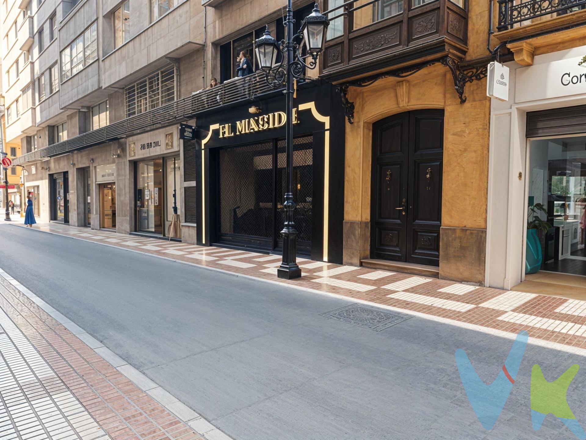 Hay pisos que simplemente se visitan… y otros que te hacen imaginar todo lo que podrían llegar a ser. En pleno centro de Castellón, junto al Teatro Principal, encontramos esta vivienda situada en la segunda planta de un edificio con historia, de planta baja y dos alturas. Una propiedad con personalidad propia, de esas que conservan el encanto de las casas de antes: espacios amplios, techos altos, pasillos generosos y estancias con muchísimas posibilidades. La vivienda cuenta con aproximadamente 190 m² distribuidos en cinco habitaciones, dos salones, un baño completo y cocina. Uno de sus rincones más especiales es su patio interior abierto, que aporta una agradable entrada de luz natural a la zona de la cocina y crea un espacio diferente y con mucho encanto. Sus grandes dimensiones permiten plantear distintas distribuciones y adaptarla tanto a una familia que busque una vivienda única en el centro como a un inversor que sepa aprovechar todo su potencial. Con una reforma hecha con gusto, respetando sus techos altos, proporciones y esencia original, puede convertirse en una vivienda espectacular: amplia, luminosa y con ese carácter que difícilmente se encuentra en las construcciones actuales. Y todavía hay más. En la azotea dispone de una amplia terraza y de una estancia actualmente utilizada como almacén que, por sus características, podría ofrecer la posibilidad de transformarse en un pequeño apartamento o estudio independiente, siempre sujeto a la correspondiente viabilidad técnica y urbanística. CONVIERTELA EN TÚ HOGAR Ó EN TÚ INVERSIÓN, TÚ DEDICES, LLAMANOS !!!!!. 
