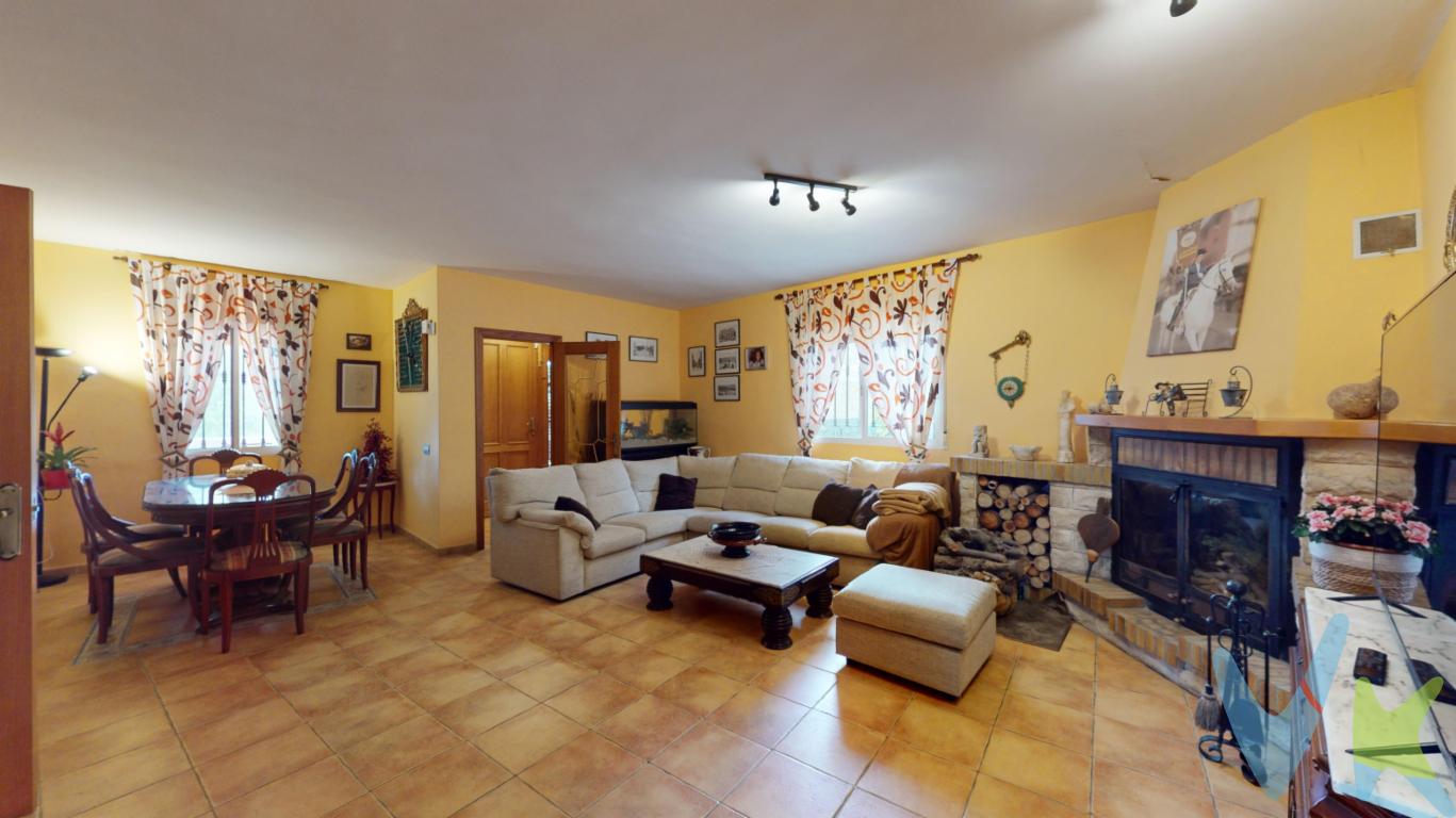 Casa grande en el corazón del monte de Enguera, población en la comarca de Canal de Navarrés con un entorno montañoso, población con todos los servicios públicos, supermercados, colegios, instituto, biblioteca, etc...   ubicada en el centro de la montaña y rodeada de campos de olivos, tiene un extenso terreno de 12.000 metros aprox., el exterior de la vivienda esta rodeada por amplias terrazas con jardines y arboles, cuenta en la parte trasera con establo para caballo con vaya electrificada, corral para aves y arboles frutales. También cuenta con un amplio garaje para dos coches cubierto,  piscina grande y amplia terraza solárium con ducha.En el interior de la vivienda tenemos recibidor, un salón-comedor con chimenea de leña,  cocina grande con salida a terraza, 5 dormitorios todos dobles y baño completo con bañera. La vivienda esta en perfecto estado de uso, con excelentes calidades, calentadores de calor azul, suelo de terrazo rustico, techos de madera, y una distribución exquisita.No dude en vivir en una casa de campo, con todas las ventajas, servicios y calidad de vida.Si desea más información, no dude en ponerse en contacto con nosotros.Agencia Registrada con el Nº 89 en el Registro Obligatorio de Agentes Inmobiliarios de la Comunitat Valenciana. Puede consultar en la web de la GVA:https://habitatge.gva.es/es/registres-en-materia-habitatge La oferta está sujeta a cambios de precio o retirada del mercado sin previo aviso. Este anuncio en su conjunto, incluyendo textos, fotos, imágenes o cualquier otro contenido de este, no es vinculante dado que la información es ofrecida por terceros y puede contener errores. Se muestra a título informativo y no contractual.Gastos de la compraventa a cargo de la parte compradora no incluidos en el precio del inmueble a tener en cuenta: .- ITP con carácter general en Valencia es del 9% pudiendo corresponderle otro tipo impositivo atendiendo a sus circunstancias personales (por edad, renta o situación familiar primera vivienda habitual, etc ) previstas legalmente.*Base imponible del impuesto el mayor valor entre el precio de compraventa, la tasación o el valor de referencia catastral. .- Gastos de notaría y registro, en su caso, suelen oscilar aprox; entre 1,5% y 2,5% (aranceles variables según valor de compraventa, n.º de copias, etc ). .- Si tramita la inscripción una gestoría, deberá abonar sus honorarios más iva ( en este caso suele oscilar entre los 250 y los 400 + iva). .- Honorarios de mediación inmobiliaria a cargo del comprador del 3% del precio final de venta más IVA (21%). Por mandato expreso del propietario, comercializamos este inmueble en exclusiva, lo que le garantiza el acceso a toda la información, a un servicio de calidad, un trato fácil, sencillo y sin interferencias de terceros. Por este motivo, se ruega no molestar al propietario, a los ocupantes de la propiedad o a los vecinos. Muchas gracias por su comprensión. Si usted es agente inmobiliario y tiene un cliente para este inmueble, llámenos: estaremos encantados de colaborar.Se informa al consumidor que la agencia actúa como intermediaria inmobiliaria en la operación, estando cualquier eventual compraventa y sus condiciones sujeta a la aceptación expresa del propietario-vendedor y a la posterior formalización del correspondiente contrato.    