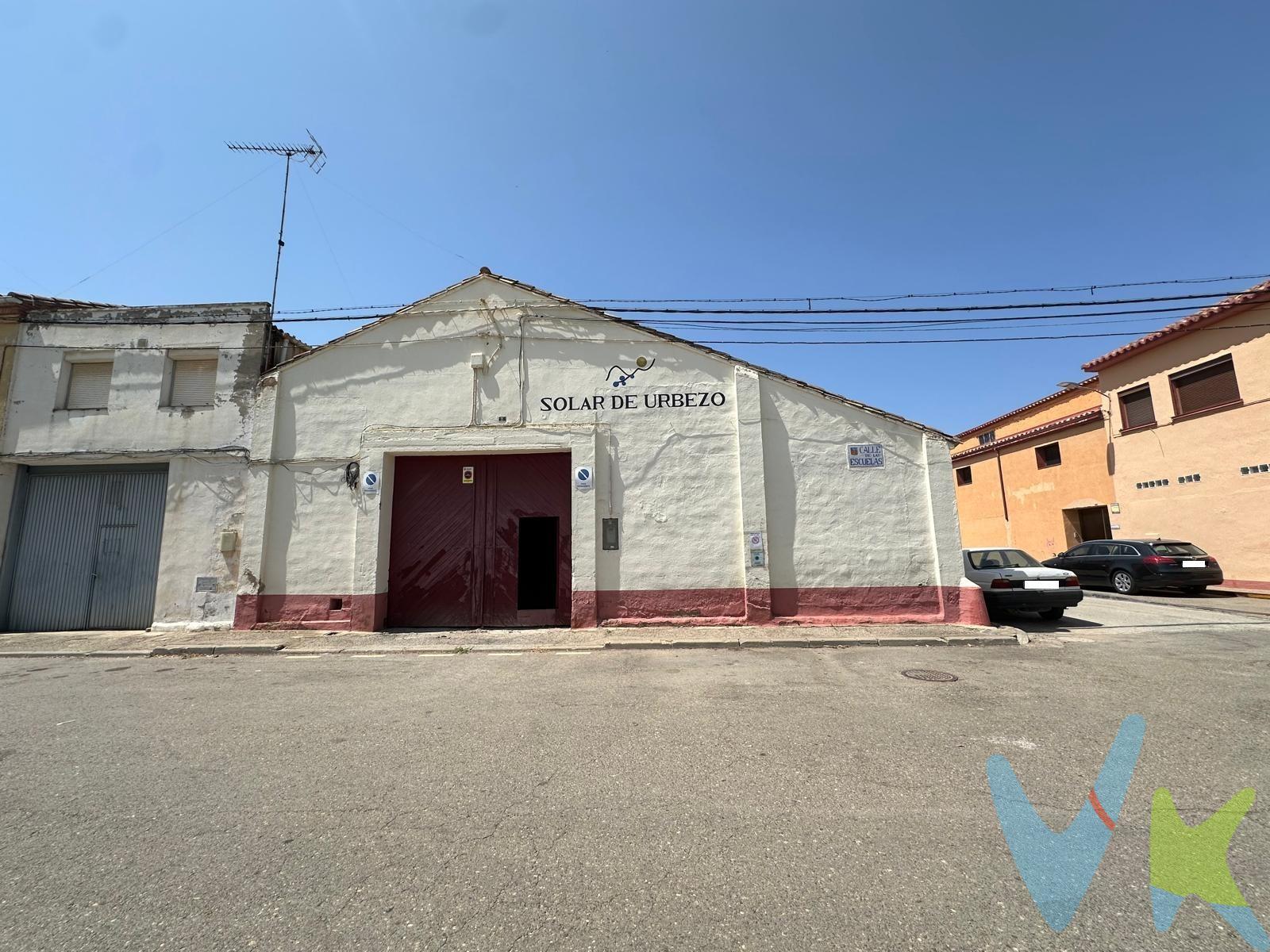 Solar de 337 m² en una ubicación privilegiada, en pleno paseo y frente al emblemático Quiosco de la Música. Presentamos una propiedad con gran potencial de transformación, situada en una de las zonas más céntricas y representativas de Cariñena. Un espacio que hasta ahora ha estado destinado a bodega vinaria y que ofrece interesantes posibilidades para desarrollar un nuevo proyecto. 🏡 Posibilidad de construcción para diferentes usos, incluyendo residencial, hospedaje y equipamiento público, lo que convierte este solar en una excelente oportunidad tanto para particulares como para inversores y promotores. 📍 Ubicación estratégica: Cariñena se encuentra a tan solo 50 km de Zaragoza, en un entorno tranquilo y con todos los servicios necesarios para el día a día: colegios, instituto, centro médico, supermercados y comercios, además de una importante actividad agrícola, especialmente vinculada al sector vitivinícola, uno de los grandes referentes económicos y culturales de la zona. 🍷. Su ubicación, aporta un valor añadido excepcional: visibilidad, centralidad y proximidad a la vida cotidiana del municipio. Una propiedad con historia y carácter, esperando un nuevo proyecto que sepa aprovechar todo su potencial. ¿Te imaginas aquí tu próxima vivienda, un alojamiento turístico, un proyecto de inversión o un nuevo espacio para Cariñena?. 📞 Consúltanos y descubre todas las posibilidades de esta propiedad.