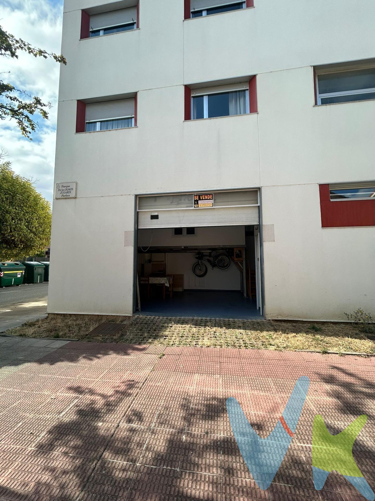 Se vende bajera / txoko completamente equipada, dividida en dos zonas funcionales:. Planta principal: txoko con cocina y espacio para garaje. Buhardilla: zona de estar o descanso, perfecta para reuniones o relajarse. Ubicado en Zizur Mayor, junto al Parque Los Olmos, con todos los servicios a mano (tiendas, transporte, colegios). Ideal como espacio de ocio, reuniones familiares o actividades recreativas. - Superficie construida: 38 m². - Superficie útil: 32 m². - Cocina equipada. - Dos zonas diferenciadas: txoko / garaje + buhardilla de descanso. - Gastos de Comunidad: 16 €/mes