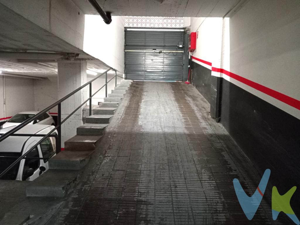 Le Ofrecemos está plaza de Aparcamiento para coche pequeño. Ubicada en la Calle Marqués de Sentmenat.Entrada y salida por la Calle Novell.Cerca de Calle Numancia. Zona Les Corts. Hace un total de 6m.Las medidas son de 2,50m de largo y 2,50m de ancho.(Las medidas son aproximadas). Muy fácil maniobra y aparcamiento.Planta: -2. Llámenos y le informaremos.Honorarios a cargo del vendedor.Gastos del comprador no incluidos en el precio (ITP, Registro, Notario, etc....)