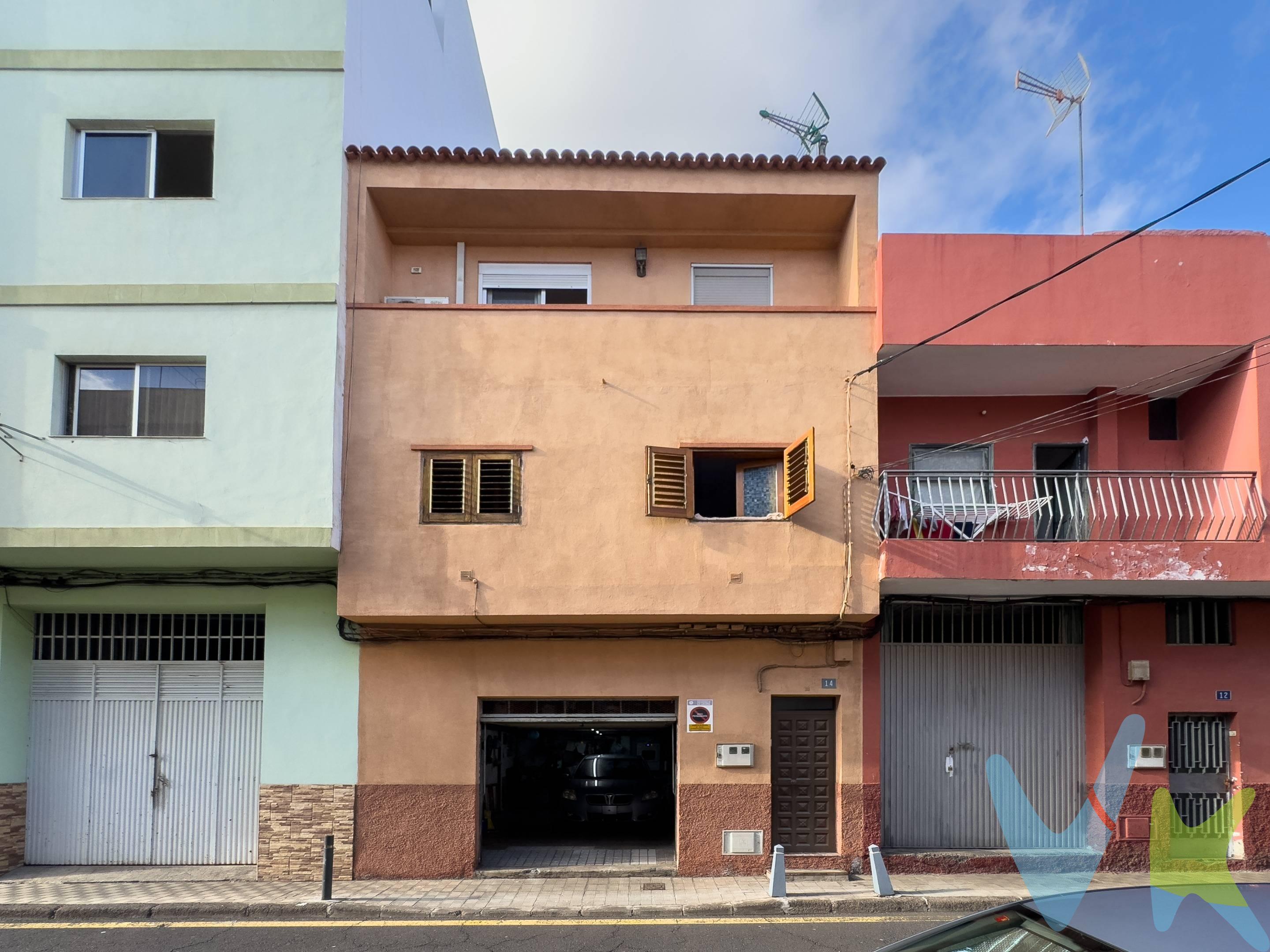 ¡Oportunidad en El Cardonal, La Laguna!. Se vende acogedora casa en El Cardonal, perfecta para familias que buscan comodidad y amplitud. Con una superficie construida de 144 m², se distribuye de la siguiente manera:. Planta baja: Amplio garaje con capacidad para dos coches, aseo, trastero y una zona de tronja con gran espacio de almacenaje. Planta primera: Gran salón, dos habitaciones espaciosas, cocina y baño completo. Planta segunda: Reformada recientemente, esta planta cuenta con un baño completo, una amplia cocina, comedor, zona de almacenaje y una habitación. Además, dispone de aire acondicionado. ¡No pierdas la oportunidad de adquirir la casa que siempre has deseado!. Para más información y visitas, contáctanos hoy mismo. La superficie útil se ha obtenido mediante un porcentaje estimado en referencia a la superficie construida registral. Datos meramente informativos sin valor contractual. Impuestos y gastos de transmisión no incluidos en el precio de venta.