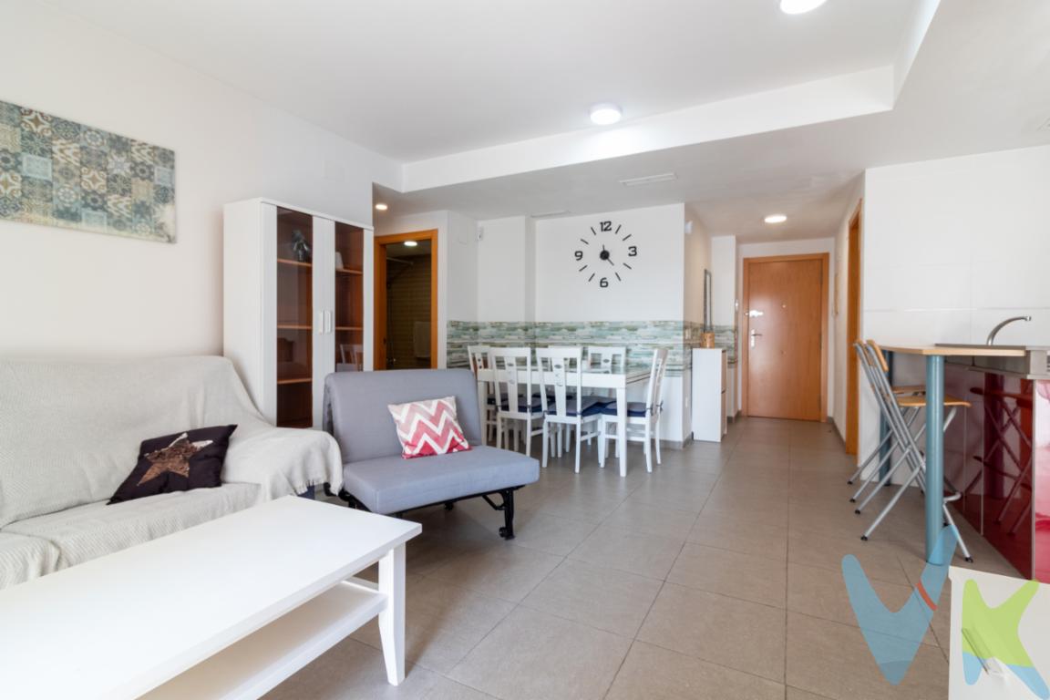 ¡Tu nuevo hogar junto al mar te espera! A solo 1 minuto caminando de la playaEn una zona muy tranquila y sin tráfico, se encuentra este precioso piso en primera planta con ascensor.Cuenta con dos habitaciones amplias, dos baños completos, y una moderna cocina abierta al comedor que conecta con un acogedor balcón, perfecto para disfrutar del aire marino.La vivienda está muy bien cuidada, con acabados de calidad y lista para entrar a vivir sin necesidad de reformas.Ideal tanto como residencia habitual como para escapadas vacacionales. ¡Ven a verlo y enamórate de tu nuevo hogar cerca del mar! No dejes de visitar la que puede ser tu nueva casa, con todo el confort de vivir a escasos minutos de Valencia, junto al Mediterráneo, todos los servicios necesarios a tu alcance y la calidad de vida que te va a proporcionar. Te va a enamorar.  * En nuestra agencia contamos con el distintivo de Agentes de Intermediación Inmobiliaria de la Comunitat Valenciana (Número de registro RAICV 1394) y cumplimos con todos los requisitos que debe tener un profesional del sector inmobiliario. *Por mandato expreso del propietario, comercializamos este inmueble en exclusiva, lo que le garantiza el acceso a toda la información, a un servicio de calidad, un trato fácil, sencillo y sin interferencias de terceros. Si usted es agente inmobiliario y tiene un cliente para este inmueble, llámenos estaremos encantados de colaborar. *El precio indicado no incluye gastos ni otros conceptos. A tal efecto, se informa que al referido precio habrá que añadirle los gastos propios de la transmisión inmobiliaria, entre los que cabe enumerar los siguientes: honorarios notariales, impuesto al que se encuentre sujeta la transmisión (Impuesto sobre el Valor Añadido o Impuesto sobre Transmisiones Patrimoniales y Actos Jurídicos Documentados, según el caso), gastos de inscripción en el Registro de la Propiedad y honorarios de intermediación de la agencia inmobiliaria.  *¿Qué te ofrecemos en nuestra agencia?  - Agilizamos y hacemos más cómodo el proceso. - ¡Nos ocupamos de todo! Cero preocupaciones. - Recibe apoyo legal y fiscal durante todo el proceso. - Experto inmobiliario 100% a tu lado. - Asistencia post venta ¡Seguimos a tu lado! RK GLOBAL INMOBILIARIA - ¿HABLAMOS?