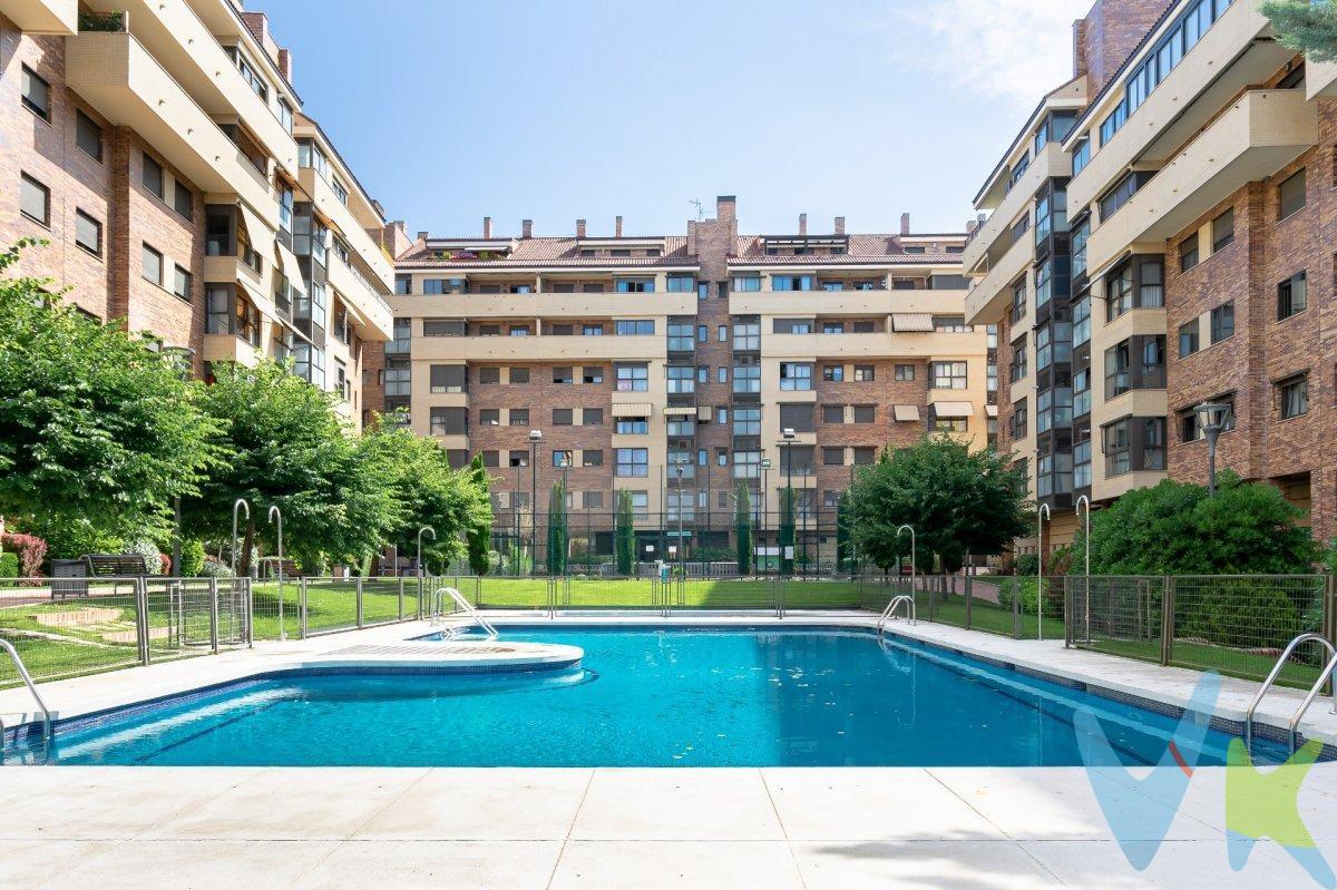 Piso de lujo totalmente reformado en Rivas Futura – listo para entrar a vivir. Te presentamos esta exclusiva vivienda completamente reformada con calidades de lujo, situada en una de las mejores urbanizaciones de Rivas Vaciamadrid. Originalmente distribuida en 2 dormitorios,  2 baños y terraza, la vivienda ha sido rediseñada para ofrecer un espectacular salón-comedor mucho más amplio y luminoso, priorizando el confort y la amplitud de los espacios. Metros cuadrados construidos de vivienda 96,54, útiles 72,85, Plaza de garaje 26,82 y trastero 7,02. Distribución:. Amplio salón-comedor. Cocina independiente totalmente equipada con mobiliario de alto standing y electrodomésticos de alta gama. Dormitorio principal. Baño espacioso con ducha y jacuzzi/hidromasaje. Calidades y extras:. Reforma integral con materiales de alta calidad. Aire acondicionado en todas las estancias. Armarios empotrados completamente vestidos y forrados. Plaza de garaje muy cómoda y trastero amplio incluidos. Urbanización privada premium:. Dos piscinas. Zonas ajardinadas. Gimnasio completamente equipado. Zonas infantiles. Sauna y vestuarios con duchas. Cámaras de seguridad. Conserje 24 horas. Ubicación inmejorable:. En la mejor zona de Rivas, a tan solo 5 minutos andando del metro Rivas Futura, con líneas de autobús en la puerta. Rodeado de colegios, institutos, zonas comerciales, farmacias y amplias zonas verdes. Certificación energética: E. Nota: Impuestos y gastos NO incluidos (ITP o IVA, notaría, registro, gestoría, tasación, etc.). Si lo necesitas, realizamos estudio financiero gratuito y te ayudamos a conseguir tu hipoteca. ¡No dejes pasar esta oportunidad! Contáctanos para más información o para concertar una visita.!