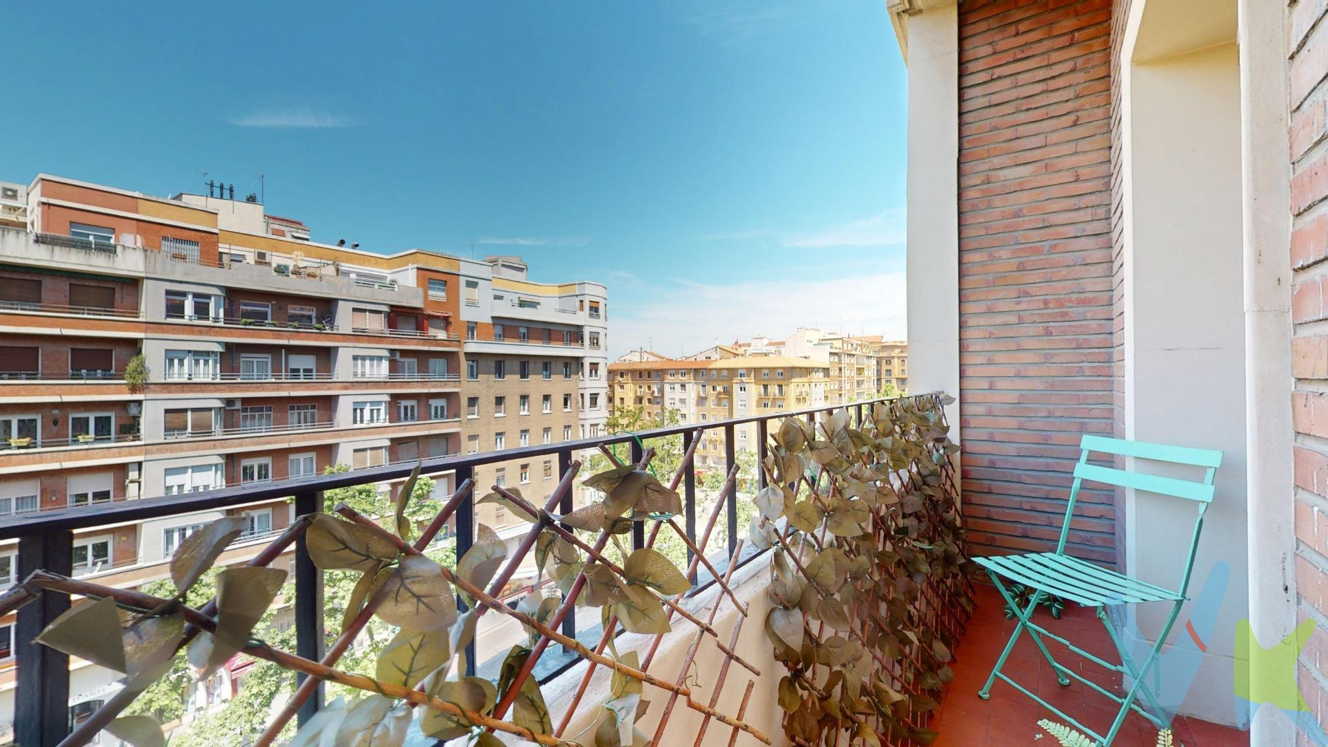 Exclusiva vivienda en una de las zonas más cotizadas de Zaragoza, situada en el prestigioso paseo Fernando el Católico, junto a la avenida Goya, Gran Vía y plaza San Francisco, en un entorno privilegiado que combina elegancia, comodidad y excelentes comunicaciones. La vivienda destaca por su amplitud y magnífica distribución. Dispone de un luminoso salón principal con acceso a balcón exterior con vistas a la avenida, un espacio perfecto para disfrutar de la luz natural y del encanto de la zona. . Cuenta con 5 amplios dormitorios, ideales tanto para familias como para quienes necesiten espacios de trabajo o estudio, además de 2 baños completos. La cocina, de generosas dimensiones, ofrece una práctica galería independiente con armario empotrado metálico, aportando funcionalidad y capacidad de almacenaje. La finca dispone de servicio de portero físico, aportando comodidad y seguridad. La vivienda cuenta además con calefacción central individualizada mediante contador y trastero incluido. Ubicada en una de las mejores áreas de la ciudad, rodeada de todos los servicios, comercios, colegios y zonas verdes, con conexión inmediata a tranvía en la misma puerta, estación de tren y cercanías. Además, se encuentra a tan solo 5 minutos andando de Plaza Aragón, en pleno corazón de Zaragoza. Una vivienda con amplitud, ubicación y potencial, perfecta para quienes buscan calidad de vida en una de las avenidas más emblemáticas de la ciudad. **NOTA HISTÓRICA: Fernando II de Aragón, llamado el Católico, fue rey de Aragón, de Castilla, de Sicilia, de Nápoles y de Jerusalén, de Cerdeña y de Navarra. Fue además regente de la Corona castellana, debido a la inhabilitación de su hija Juana I, tras la muerte de Felipe el Hermoso. Fernando y su esposa Isabel fueron los primeros monarcas de Castilla y Aragón en ser llamados Reyes Católicos y Reyes de España. **El precio no incluye los gastos derivados de la compraventa, ni impuestos ni Registro.Tampoco los honorarios de la agencia por la gestión, asesoramiento..