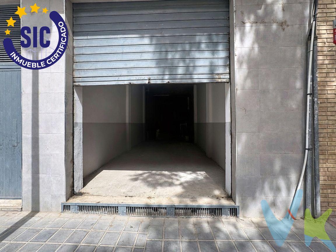 A pie de calle y con acceso directo mediante persiana metálica, este local comercial de Quart de Poblet ofrece un espacio diáfano de algo más de 85 m 2 en planta baja, listo para adaptarse a cualquier actividad comercial o profesional. Nada más entrar sorprende la sensación de amplitud: una única nave sin columnas ni distribuciones que facilita organizar el espacio exactamente como lo necesite cada negocio, con paredes y techo pintados en blanco y suelo de cemento pulido que le dan un aspecto limpio y cuidado. Cuenta además con un cuarto de aseo propio, un extra que se agradece en el día a día de cualquier actividad y que evita depender de instalaciones comunitarias. Su configuración abierta y su buena altura lo hacen igual de válido para un comercio de calle, una oficina, un taller o un almacén, y su ubicación en planta baja con acceso independiente aporta la visibilidad y la accesibilidad que buscan tanto clientes como proveedores. Situado en Quart de Poblet, a un paso de Valencia capital y con excelente conexión mediante metro, autobús y las principales vías de acceso a la ciudad, el local se beneficia de una zona residencial y comercial consolidada, con tránsito constante de vecinos y buena visibilidad desde la calle. . Se vende por 92.000€, una oportunidad interesante para quien busca arrancar o trasladar su negocio sin más obras que las de adaptación a su actividad. Si te interesa conocerlo, contáctanos y lo visitamos juntos. VENTA:. PVP 92.000€. Gastos e impuestos no incluidos en el precio. La compra conlleva impuestos y gastos de formalización para el comprador. A título orientativo se informa que en segundas transmisiones el ITP con carácter general en Valencia es del 9%, pudiendo existir otros tipos impositivos atendiendo a las circunstancias personales del comprador u otras circunstancias previstas legalmente. Base imponible del impuesto el mayor valor entre el precio de compraventa, la tasación o el valor de referencia catastral. En cuanto a los gastos de notaría y registro, en su caso, suelen oscilar aprox. entre 1,5% y 2,5% (aranceles variables según precio, n.º de copias y complejidad). El comprador elige notario. Si el comprador precisase de hipoteca: tasación, condiciones y costes bancarios serán según entidad elegida por el comprador, así como los gastos de gestoría, y cualesquiera otros gastos inherentes a la formalización de la compraventa que legalmente correspondan a la parte compradora, salvo pacto expreso en contrario con el vendedor. El consumidor tiene, conforme a la normativa vigente, a su disposición información y documentación adicional relativa al inmueble y condiciones de la compraventa, que podrá ser consultada en C/Joaquín Costa 4, bajo 46005 Valencia o urbe2@remax.es. Honorarios de mediación inmobiliaria a cargo del COMPRADOR: (3.000€ del precio final de venta más IVA (21%), salvo otro pacto.); y de VENDEDOR (según acuerdo con el mismo). Se informa al consumidor que la agencia actúa como intermediaria inmobiliaria en la operación, estando cualquier eventual compraventa y sus condiciones sujeta a la aceptación expresa del propietario-vendedor y a la posterior formalización del correspondiente contrato.