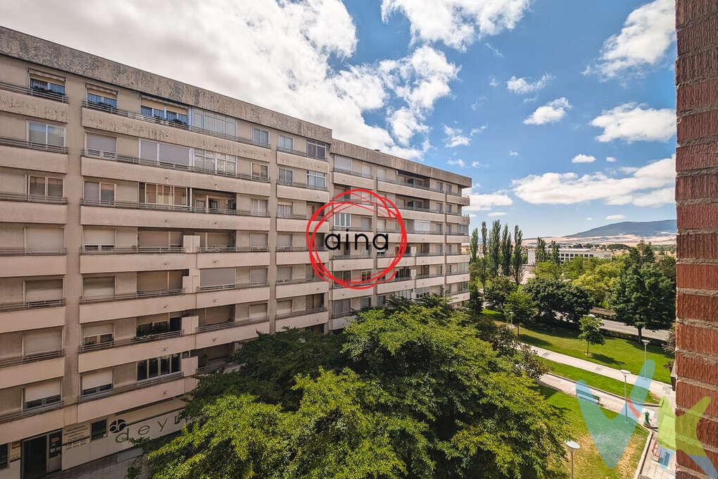 Hay viviendas que destacan por su ubicación… y otras que además ofrecen una excelente oportunidad de futuro. Este piso reúne ambas cualidades.
Situado en pleno barrio de Iturrama, en la calle Pedro I, junto al Campus Universitario de la Universidad de Navarra, a tan solo cinco minutos andando de la Zona Hospitalaria y de la vuelta del castillo, este amplio piso representa una magnífica oportunidad tanto para quienes buscan una vivienda habitual como para quienes desean realizar una inversión con una elevada demanda de alquiler.
La vivienda cuenta con 130 m² construidos y 105 m² útiles, se encuentra en una cuarta altura con ascensor y dispone de una distribución muy cómoda y funcional, con estancias amplias y una gran luminosidad.
Al acceder a la vivienda nos recibe un amplio hall de entrada que da paso a una cocina independiente completamente equipada de 9,90 m² y a un espacioso salón-comedor de 22,75 m². Desde ambas estancias se accede a una agradable terraza de 3,50 m², un espacio perfecto para disfrutar del exterior y de las despejadas vistas que pueden apreciarse tanto en las fotografías como en el vídeo del anuncio.
La zona de descanso se distribuye a través de un pasillo que conduce a cuatro dormitorios, con superficies aproximadas de 13,50 m², 11,60 m², 11,00 m² y 11,00 m², ofreciendo espacio más que suficiente para familias, estudiantes o para destinar alguna habitación a despacho o zona de trabajo.
La vivienda dispone además de dos baños, uno principal equipado con bañera y un segundo baño de apoyo, aportando comodidad para el día a día.
Aunque el inmueble necesita una actualización, su excelente distribución, amplitud y ubicación permiten adaptarlo fácilmente a las necesidades y gustos de su futuro propietario, convirtiéndolo en una vivienda con un enorme potencial de revalorización.
Como valor añadido, el precio incluye plaza de garaje situada en la planta semisótano, un elemento cada vez más valorado en una zona donde el aparcamiento resulta especialmente demandado.
Además también cuenta con un trastero de casi 7 m2 con bastante altura en planta octava.
Una ubicación difícil de igualar
Iturrama es uno de los barrios más consolidados y solicitados de Pamplona. Vivir aquí supone disponer de todos los servicios a escasos minutos a pie: universidades, hospitales, colegios, supermercados, comercios, transporte urbano, zonas verdes y una excelente conexión con el centro de la ciudad.
Su proximidad al Campus Universitario y a la Zona Hospitalaria convierte esta vivienda en una opción especialmente interesante tanto para residencia habitual como para obtener una alta rentabilidad mediante alquiler a estudiantes, personal sanitario o profesores universitarios.
Si buscas una vivienda amplia, con cuatro dormitorios, terraza, garaje y situada en una de las mejores zonas de Pamplona, esta puede ser la oportunidad que estabas esperando.
¡Llámanos y ven a visitarla! Estaremos encantados de enseñártela.

INFORMACIÓN LEGAL A TENER EN CUENTA
ℹ️ Los datos, superficies y planos reflejados tienen carácter orientativo y meramente informativo, sin valor contractual.
El precio de venta no incluye impuestos ni gastos derivados de la transmisión.
La compra de la vivienda conlleva, entre otros, los siguientes gastos para la parte compradora:

6% Impuesto sobre Transmisiones Patrimoniales (ITP), según la normativa vigente y las circunstancias fiscales del comprador.
Aproximadamente un 1,5% en gastos de Notaría y Registro.
Gastos financieros en caso de financiación mediante préstamo hipotecario.

Los honorarios de intermediación inmobiliaria son asumidos íntegramente por la parte vendedora.
¡El comprador no paga honorarios de agencia!