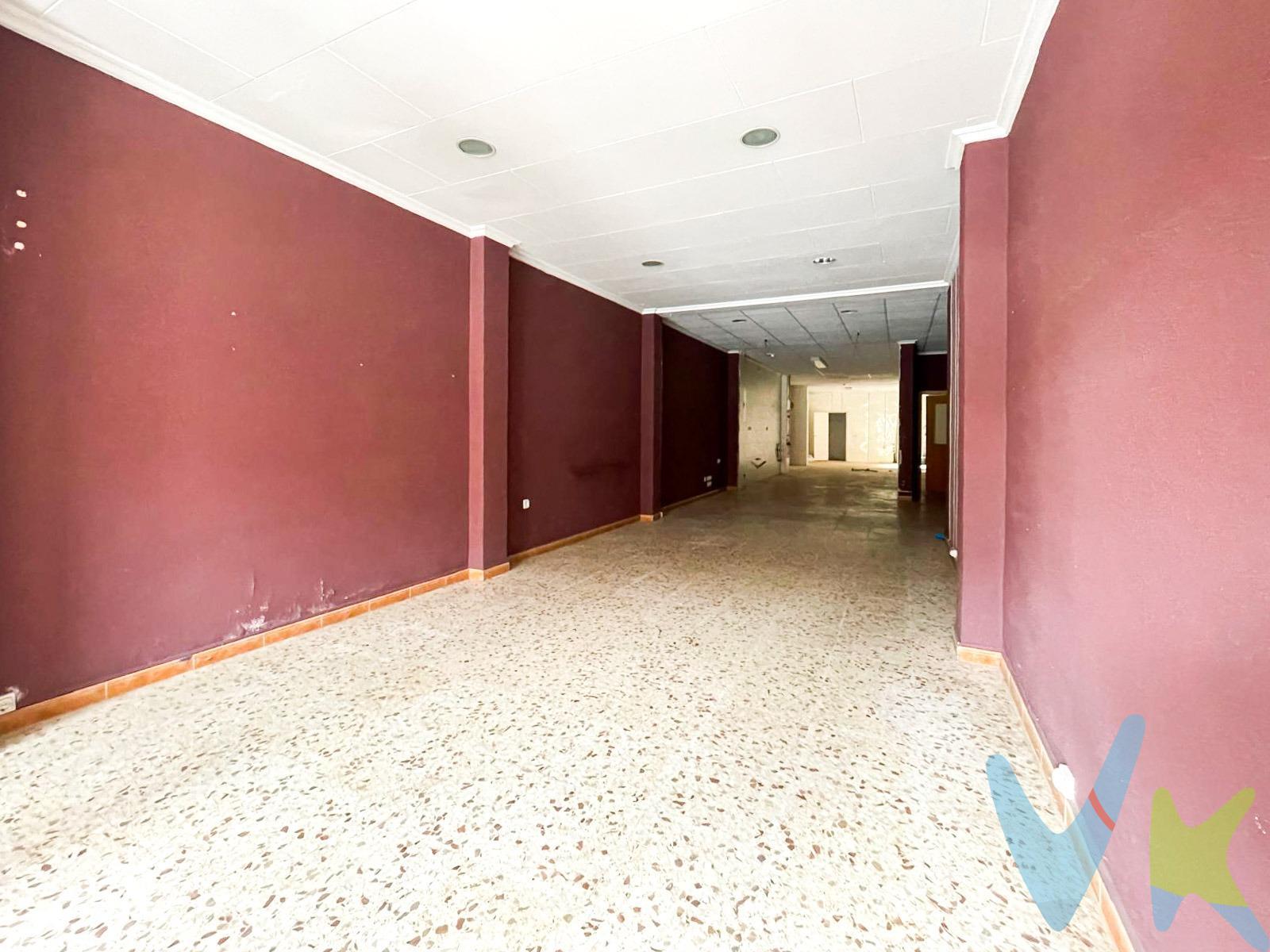SE VENDE LOCAL CON TERRAZA,  APTO PARA HACER UNA VIVIENDA . Local comercial ideal para hacer UNA ESPACIOSA VIVIENDA. Posee una  terraza al fondo, una fachada amplia y techos altos, lo que proporciona  ENTRADAS DE LUZ Y AIREACIÓN desde diferentes puntos. OPORTUNIDAD DE INVERSIÓN  a bajo costo situado en la mejor zona de Muro de Alcoy, con todo tipo de comercios y servicios al alcance de la mano. Tendrás a tu disposición 189 metros para hacer un piso espacioso y acogedor con un bajo presupuesto ya que se puede emplear parte de la infraestructura que existe actualmente. No lo pienses dos veces. ¡Llama ya para programar una visita¡. La descripción del presente inmueble e imágenes tienen mero carácter informativo y en ningún caso carácter contractual, pudiendo ser modificados por la inmobiliaria comercializadora sin que ello implique responsabilidad alguna frente a terceros. En el precio de venta a público, esta propiedad NO incluye los gastos de adquisición (Notario, registro, gestión, honorarios, etc…).