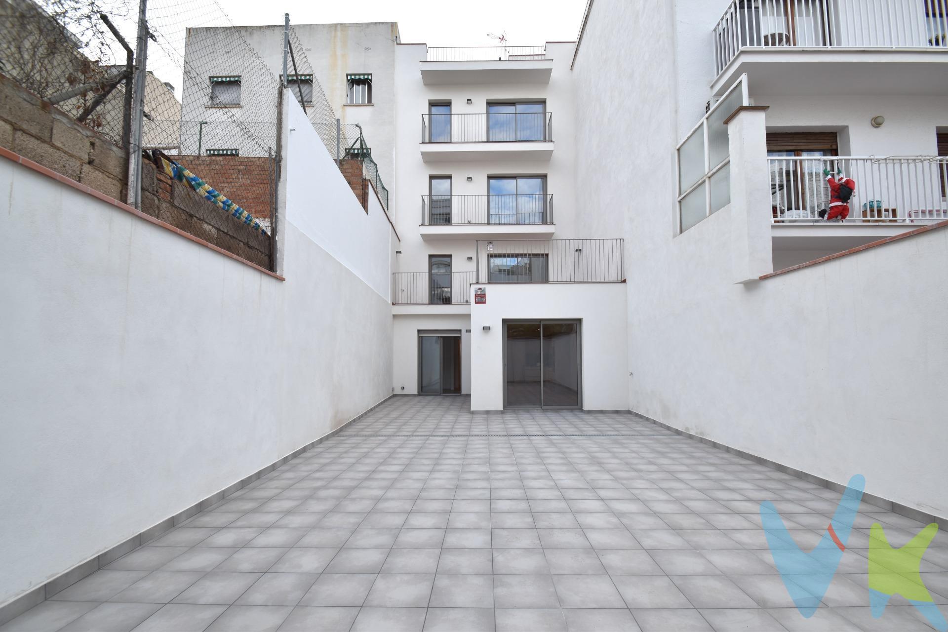 Descubre el lujo de vivir en el centro de Vilanova i la Geltrú con un espacio exterior privado difícil de encontrar. Esta vivienda de obra nueva combina un diseño funcional con un patio inmenso para disfrutar del clima mediterráneo todo el año. Te sorprenderá este patio privado de 77 m², ideal para cenas al aire libre, zona de juegos o tu propio jardín urbano, seguro que se convertirá en tu propio pulmón verde. Su gran zona de día de 32 m² que integra salón, comedor y cocina en un ambiente moderno, luminoso y una distribución perfecta de 80 m² de interiores bien aprovechados con 2 dormitorios y 2 baños completos, no te dejará indiferente. . Vilanova i la Geltrú, es una ciudad costera de más de 70.000 habitantes, con más de 6Km de playas de arena fina y situada solo a 30' de Barcelona y 20' del aeropuerto. Calidad de vida en una ciudad costera con todos los servicios. ¡Un oasis urbano a estrenar! Ven a conocer tu futuro hogar. El precio no incluye impuestos (ITP, IVA y AJD), ni los gastos de notario ni los de registro.