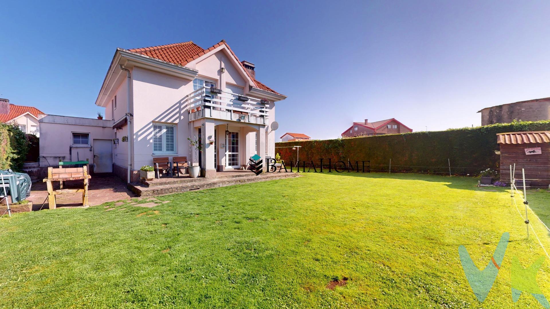 🌿 Espacio, confort y privacidad a solo unos minutos de Santander. Si buscas una vivienda amplia, luminosa y rodeada de naturaleza, pero bien comunicada con Santander, esta casa es perfecta para ti. Ubicada en la prestigiosa urbanización El Palacio, en San Cibrián, disfrutarás de la tranquilidad de una zona residencial con piscina comunitaria y pista de tenis, ideales para el tiempo libre y la vida familiar. ✨ Características principales. Superficie útil: 190 m² aprox. Parcela privada: 535 m². Terraza: 10 m². 5 habitaciones (una con baño en suite). 2 baños completos + 1 aseo. Año de construcción: 1993. 🏠 Distribución cómoda y funcional. La vivienda se desarrolla en dos plantas, con estancias amplias y muy luminosas:. Salón–comedor con grandes ventanales y salida directa al jardín. Cocina independiente, totalmente equipada y con gran capacidad de almacenaje. Cinco dormitorios, uno de ellos con baño privado. Un segundo baño completo y un aseo para el día a día. Terraza soleada en planta superior, perfecta para disfrutar del exterior. Gran jardín privado, ideal para juegos, reuniones familiares, zona chill out o huerto ecológico. 💫 Por qué te encantará. Urbanización privada con piscina y pista de tenis. Entorno tranquilo, seguro y con privacidad. A solo 7 km del Hospital Valdecilla y del centro de Santander. Vivienda sólida y cuidada, con materiales de calidad. Ideal como residencia habitual o segunda vivienda. 📍 Entorno y servicios. En las inmediaciones encontrarás:. Colegios y supermercados. Paradas de autobús y acceso rápido a autovía. Bezana, municipio vecino con amplia oferta comercial y de ocio. 🌊 Lugares de interés cercanos. Playa de San Juan de la Canal. Virgen del Mar, enclave costero ideal para paseos y atardeceres. Costa Quebrada, con sus acantilados y playas salvajes. Parque Natural de las Dunas de Liencres. 💭 Una vivienda con alma y entorno privilegiado. Un chalet así no aparece todos los días. Ven a conocerlo y descubre la calidad de vida que ofrece.