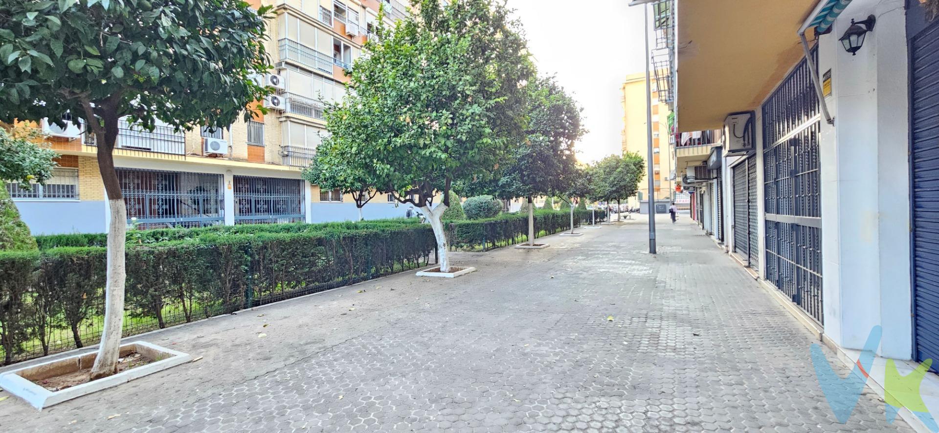 Esta vivienda, situada en una PRIMERA PLANTA SIN ASCENSOR en el popular barrio de LA CARRASCA, ofrece una distribución equilibrada y altamente funcional, pensada para quienes buscan comodidad y buen aprovechamiento del espacio. Se accede a través de un hall de entrada que organiza la circulación del inmueble y conecta con una cocina amueblada, práctica y con acceso directo a un PATIO privativo, un valor añadido excepcional como zona de apoyo o desahogo doméstico. El salón-comedor, amplio y bien proporcionado, dispone de salida a una TERRAZA de aproximadamente 5 m², perfecta para disfrutar de una zona exterior privada, algo cada vez más valorado por los compradores actuales. Originalmente distribuida en tres dormitorios, la vivienda ha sido adaptada a dos estancias más amplias, lo que aporta mayor versatilidad y opciones de uso según necesidades. El baño, actualizado con plato de ducha, aporta mayor confort y funcionalidad al día a día. Ubicada en la consolidada zona de la Macarena, esta dirección ofrece un entorno plenamente equipado: parques infantiles, comercio de cercanía, supermercados, farmacias, panaderías, cafeterías y todos los servicios necesarios para una vida cotidiana cómoda. Su proximidad a paradas de autobús garantiza una excelente comunicación con el centro de Sevilla, Santa Justa y otros puntos clave de la ciudad. Una vivienda con gran potencial y situada en un enclave práctico, demandado y bien conectado. Un producto con recorrido en el mercado y apto tanto para uso residencial como para inversión, especialmente bajo la gestión y el plan estratégico de Casapiso Inmobiliaria. Por mandato expreso del propietario, comercializamos este inmueble en exclusiva, lo que le garantiza el acceso a toda la información, a un servicio de calidad, un trato fácil, sencillo y sin interferencias de terceros. Por este motivo, se ruega no molestar al propietario, a los ocupantes de la propiedad o a los vecinos. Muchas gracias por su comprensión. Impuestos y gastos inherentes a la compra NO INCLUIDOS EN EL PRECIO, como Impuesto de Transmisión Patrimonial, notaría, registro, honorarios profesionales de agencia y posibles gastos financieros, en su caso. D. I. A. (Documento de Información abreviado) a disposición del consumidor que lo solicite, en base a lo dispuesto en el Decreto 218/05 de 11 de Octubre que regula el Reglamento de Información al Consumidor en la compra-venta y arrendamiento de vivienda en Andalucía.